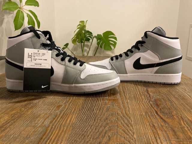 Nike Air Jordan 1 Mid "Light Smoke Grey/White/Black"