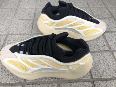 adidas YEEZY 700 V3 "Safflower"
