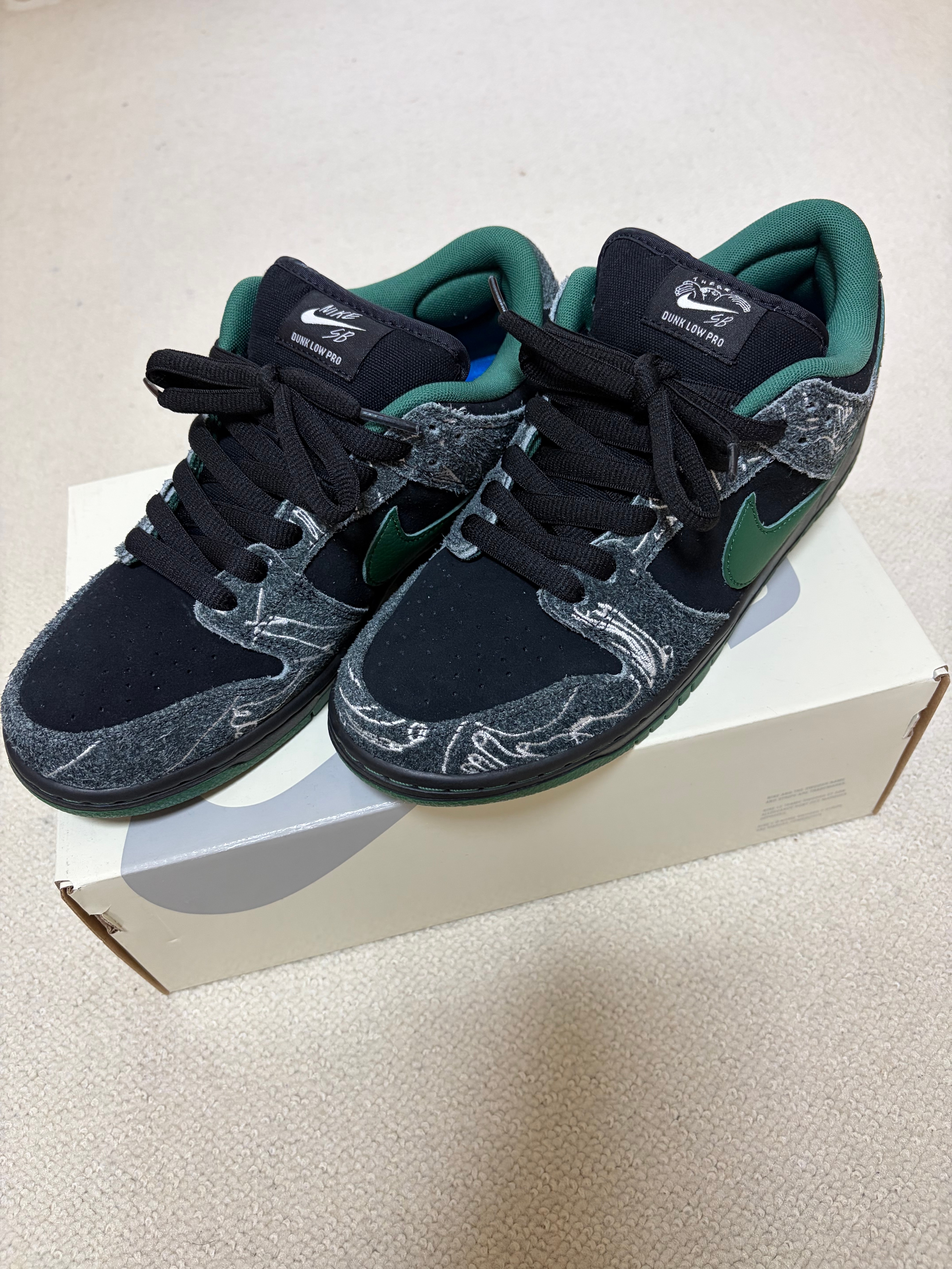 There Skateboards × Nike SB Dunk Low Pro "Anthracite and Gorge Green"