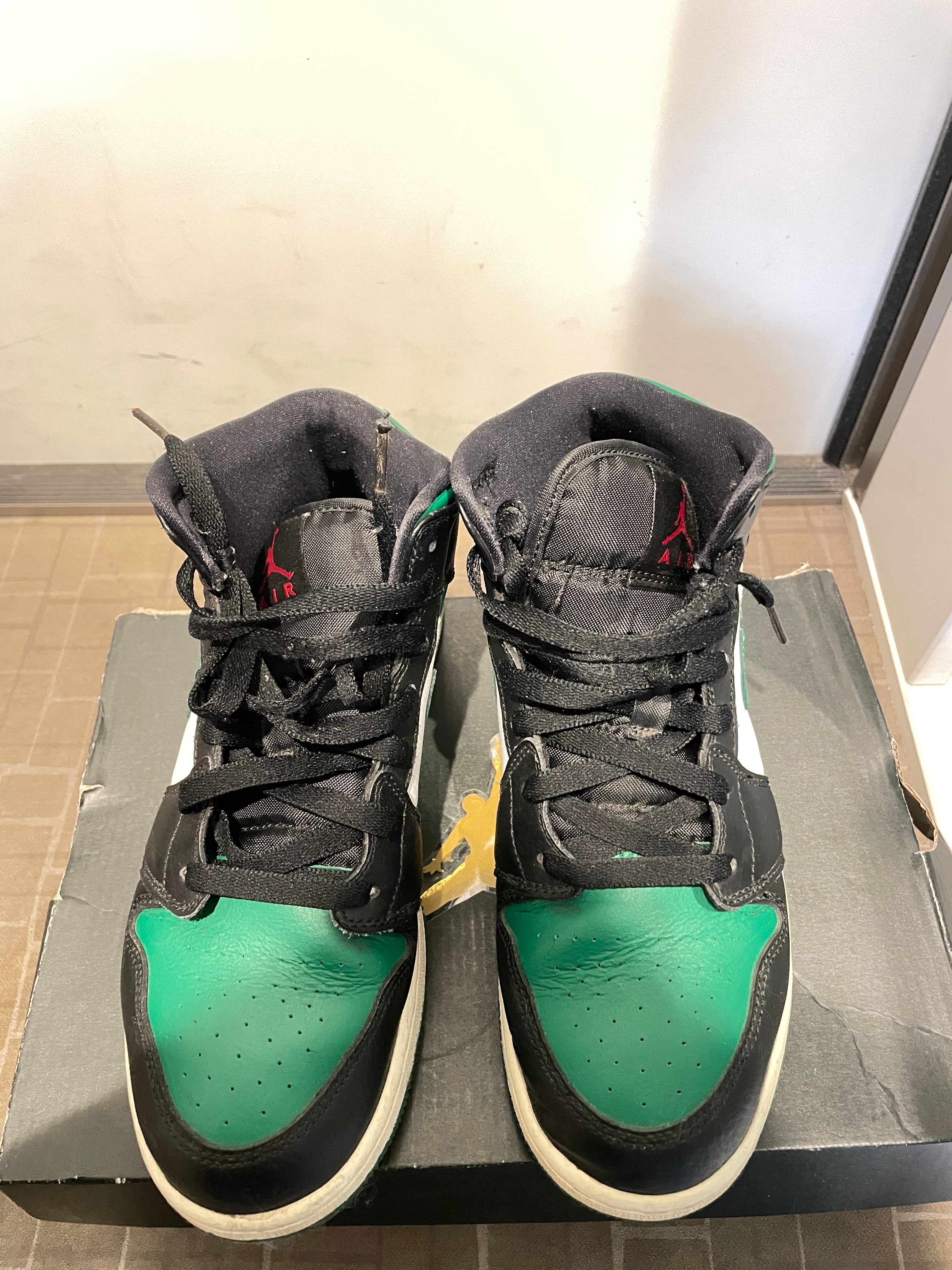 Nike GS Air Jordan 1 Mid "Green Toe"