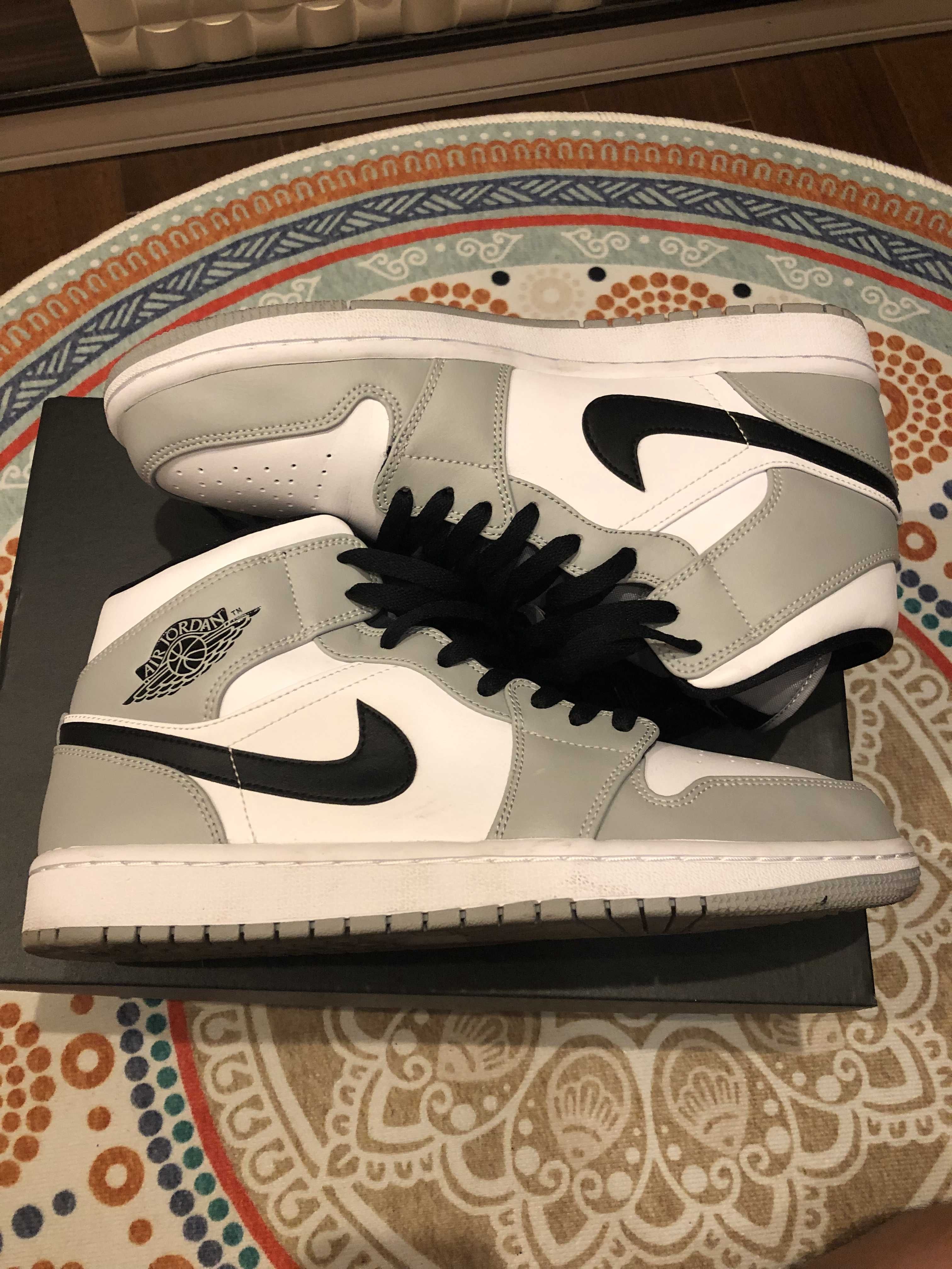 Nike Air Jordan 1 Mid "Light Smoke Grey/White/Black"