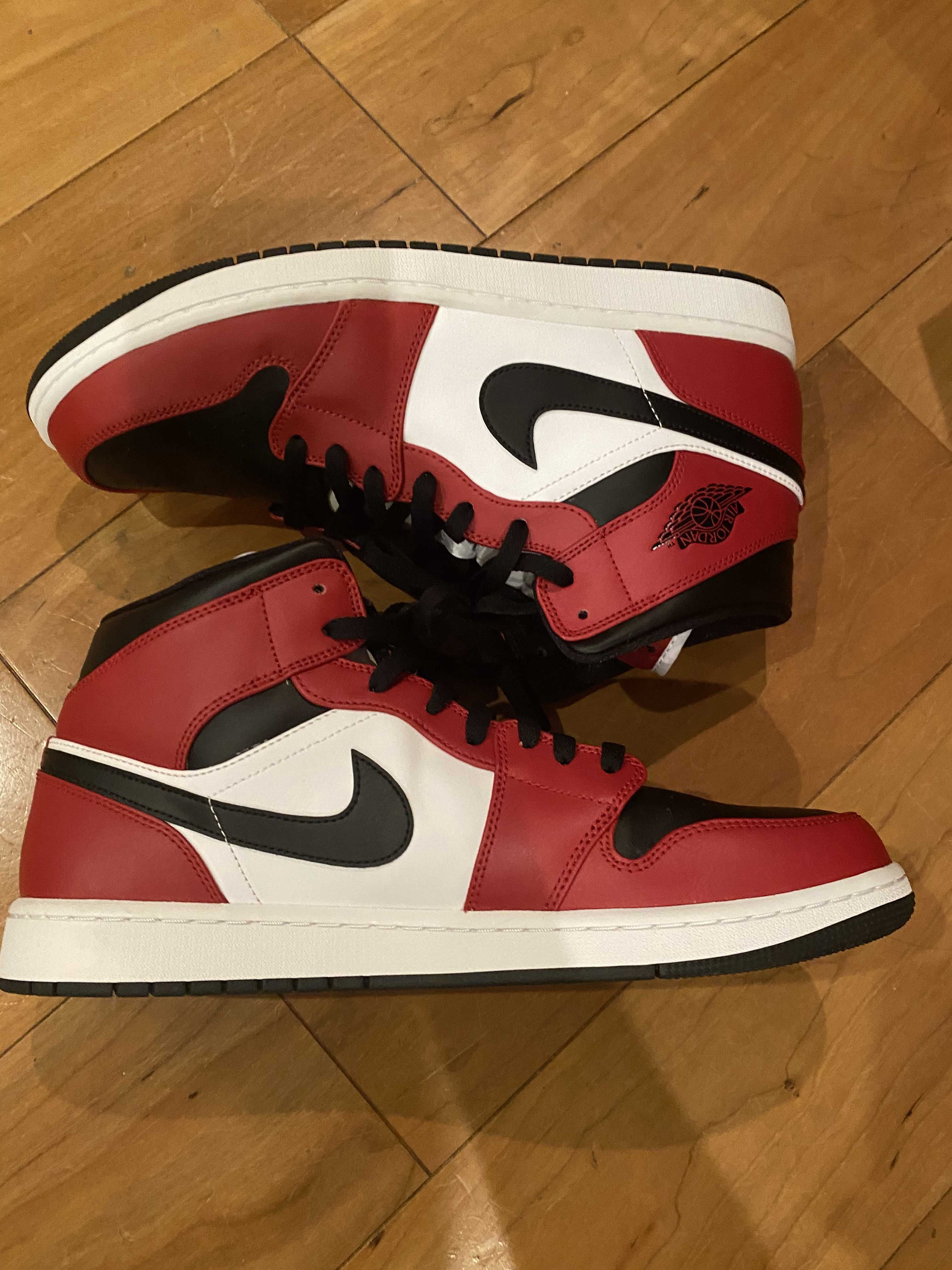 Nike Air Jordan 1 Mid "Chicago Black Toe"