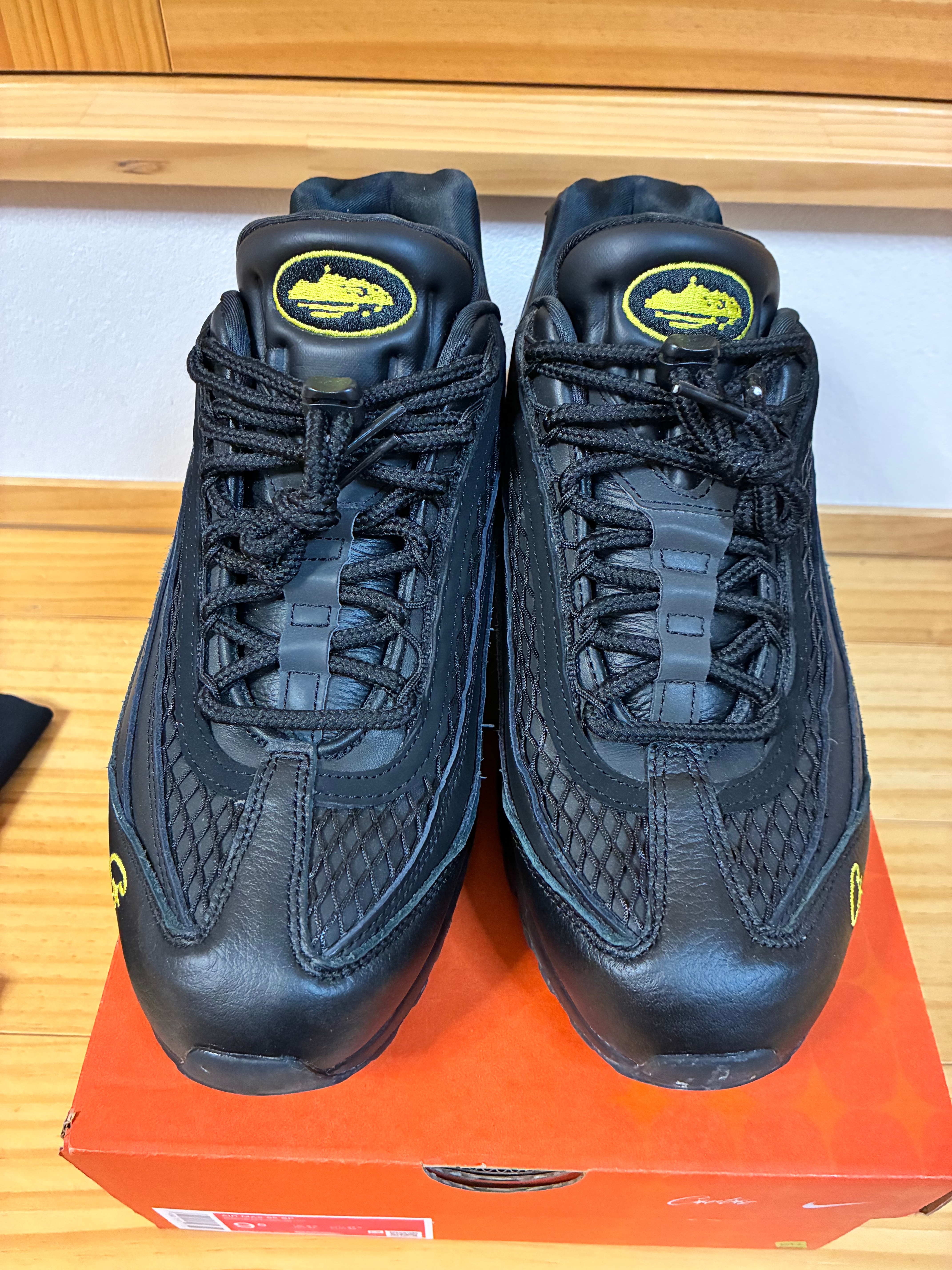 コーテイズ × ナイキ エアマックス95 "ブラック アンド ツアーイエロー"