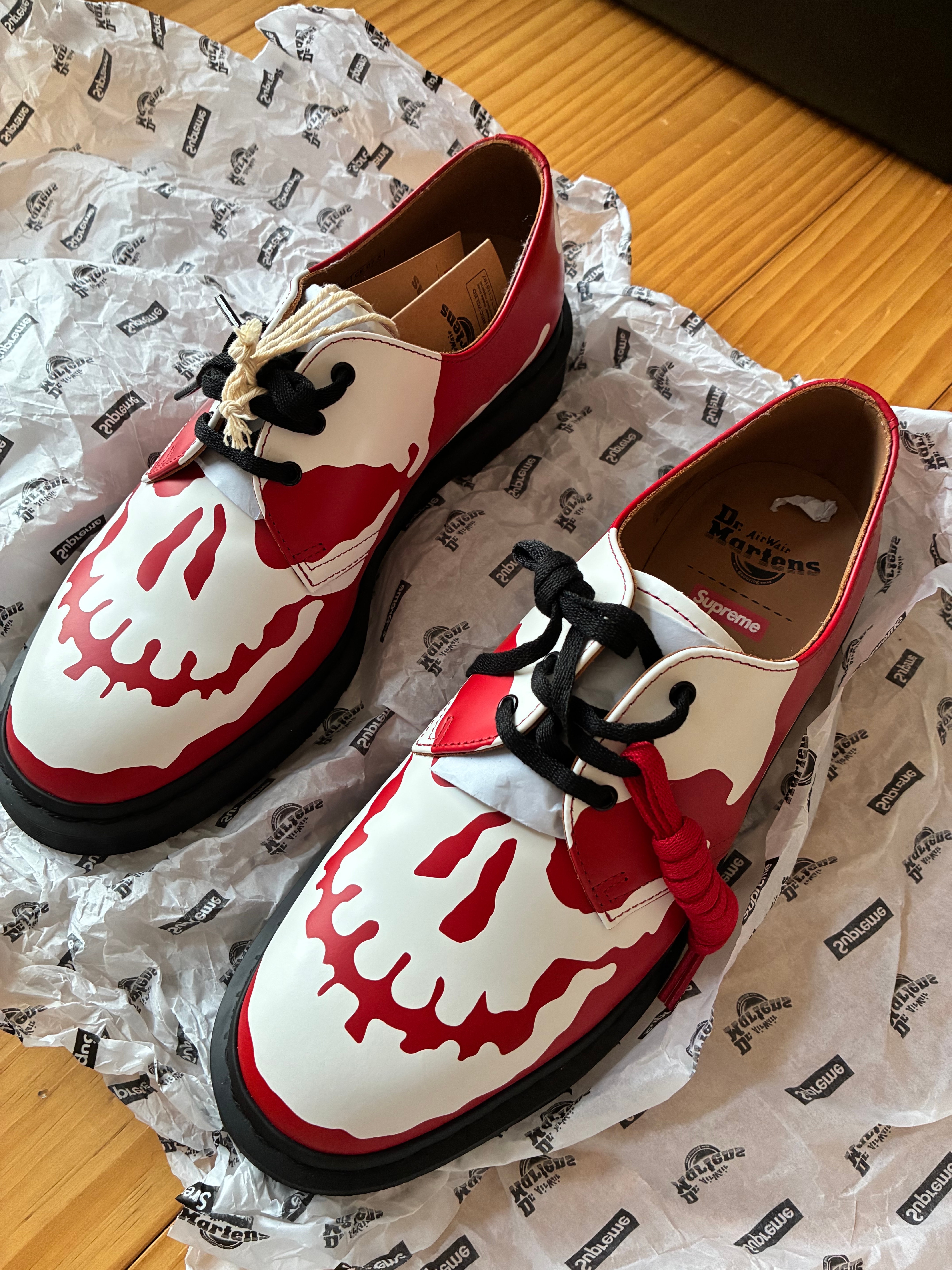 シュプリーム × ドクターマーチン 1461 スカル 3アイ シューズ "レッド/ホワイト" (25FW Week 14)