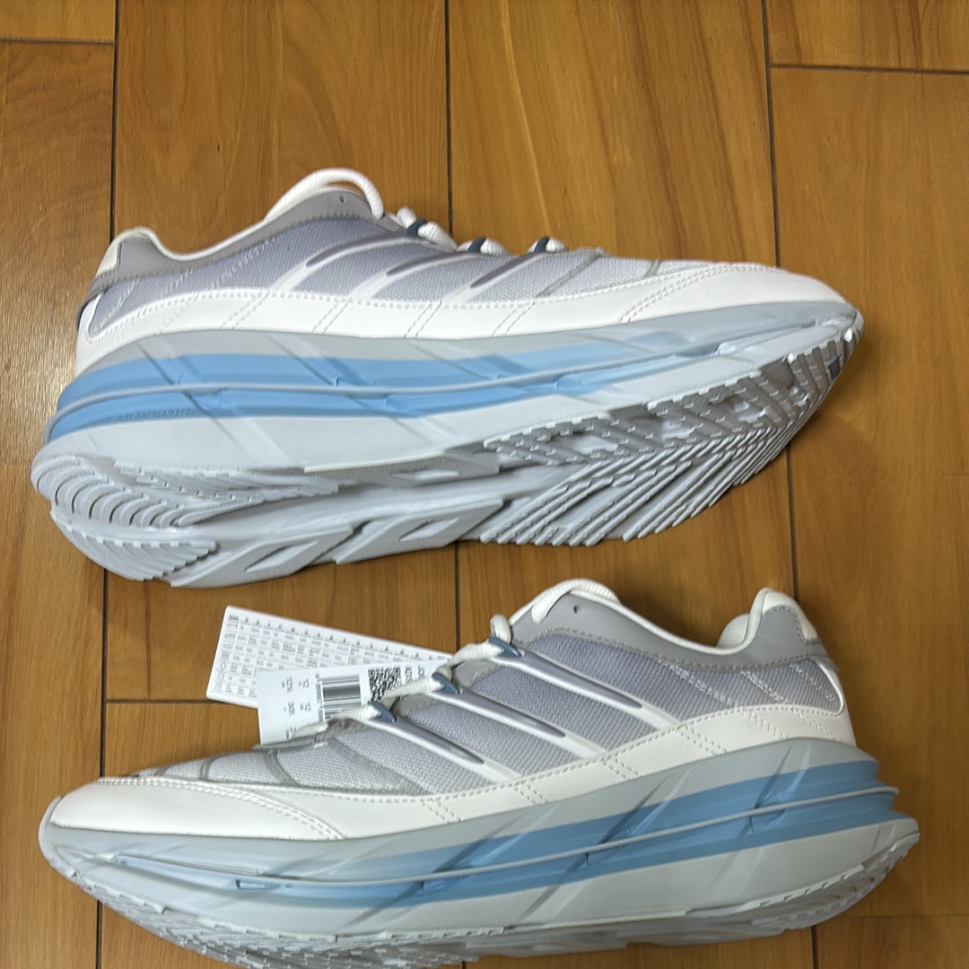 エンド × アディダス アディスター HRMY "ライトグラナイト/クラウドホワイト/ハローブルー"