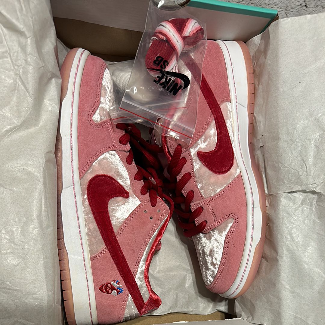 Strangelove × Nike SB Dunk Low "Valentine’s Day"