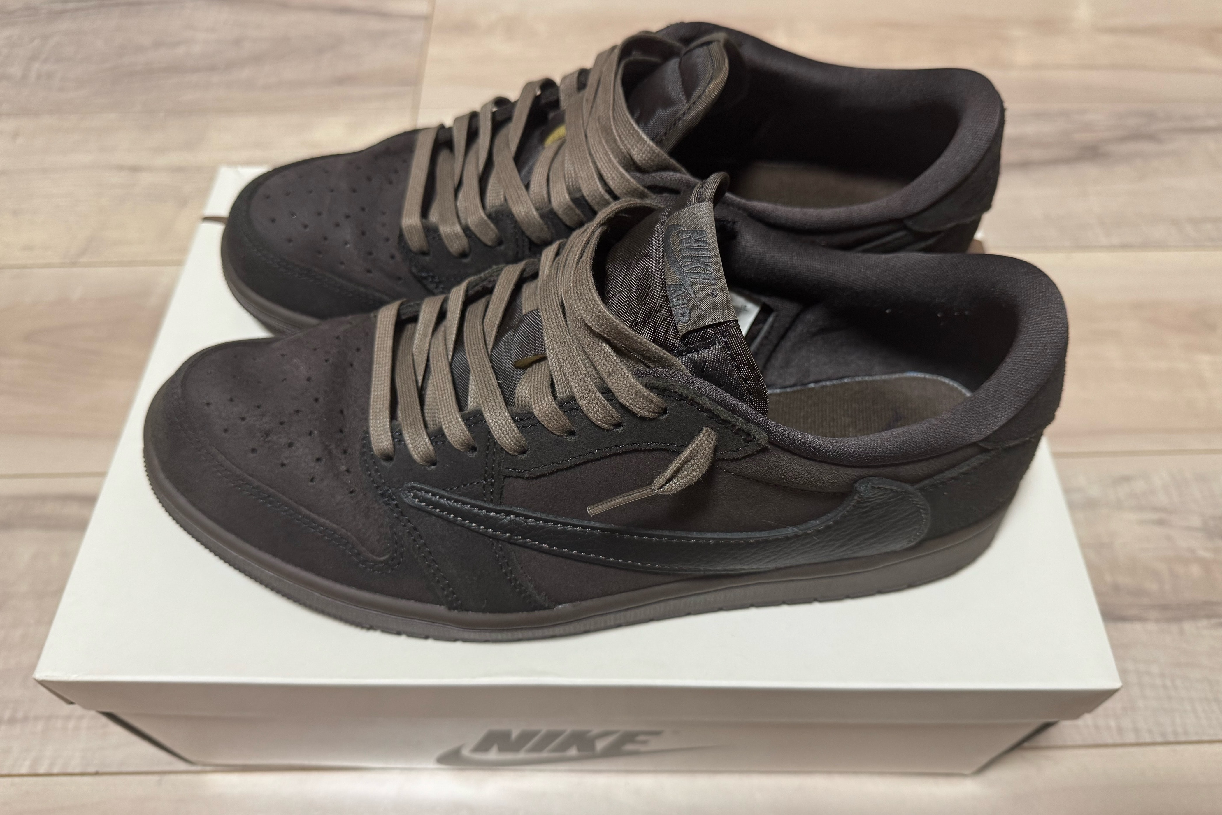 トラヴィススコット × ナイキ エアジョーダン1 ロー OG SP "ベルベットブラウン アンド ダークモカ"