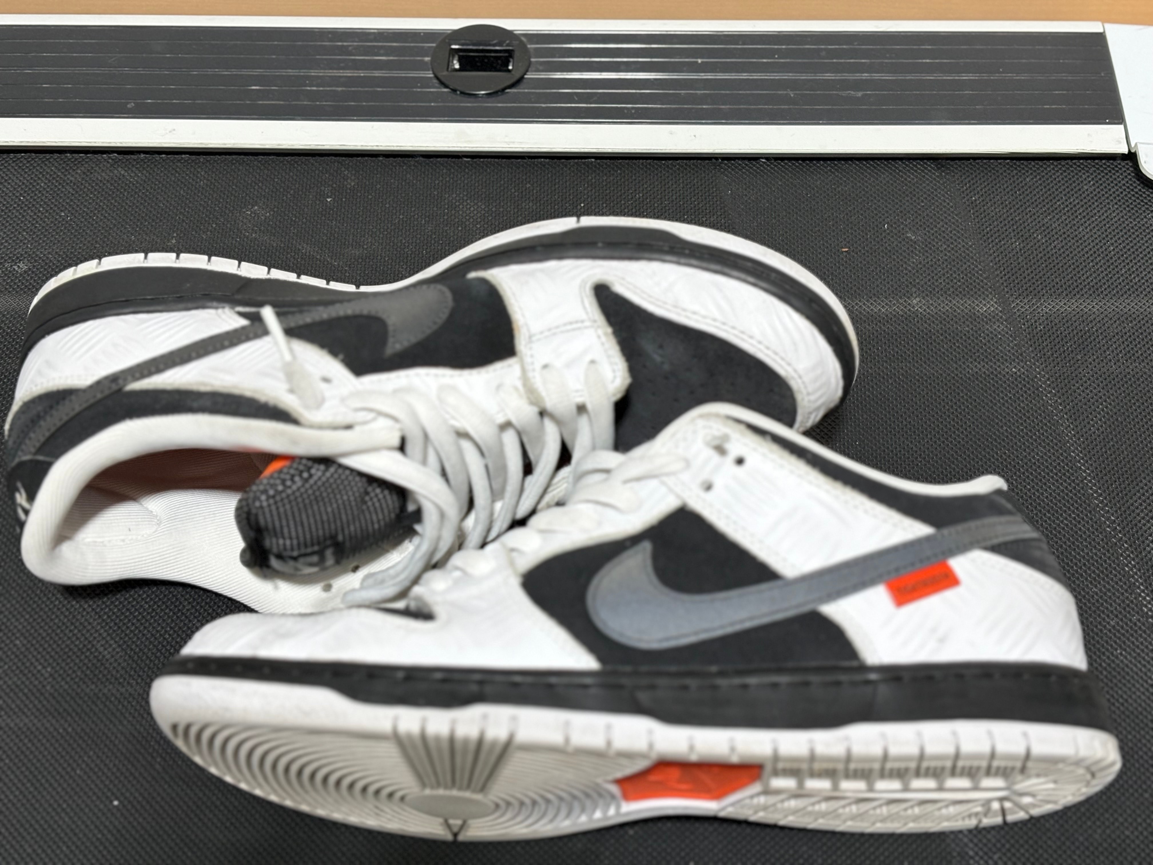 タイトブース × ナイキ SB ダンク ロー プロ QS "ブラック アンド ホワイト"