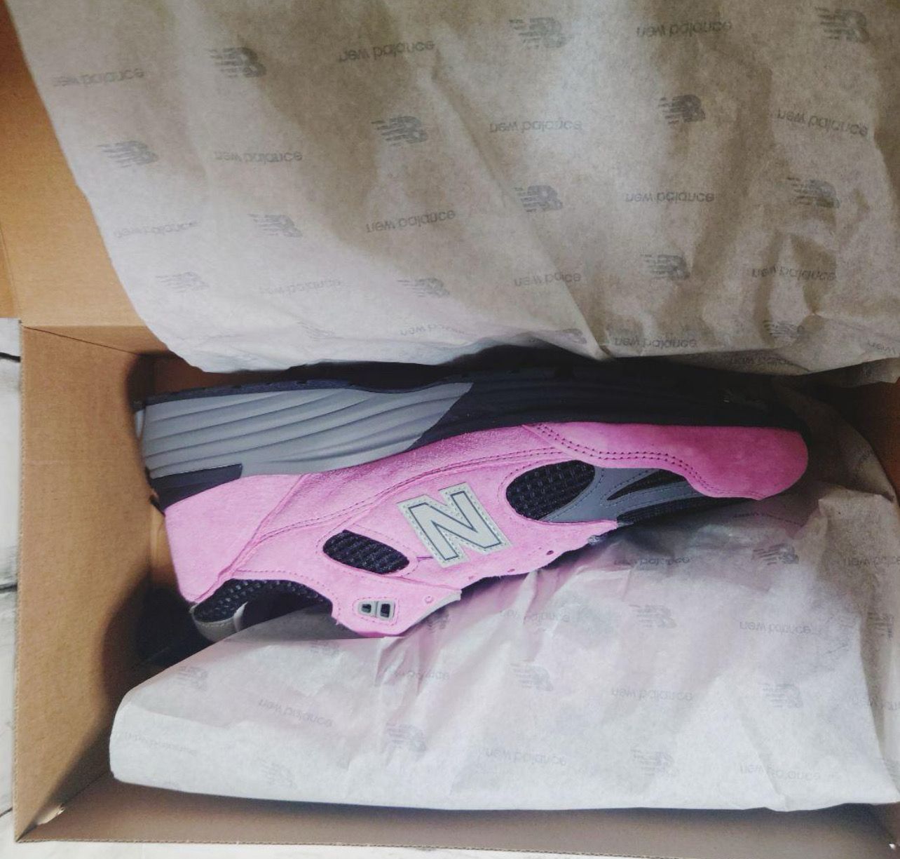 New Balance 991V2 "Black/Pink" (Japan Exclusive)