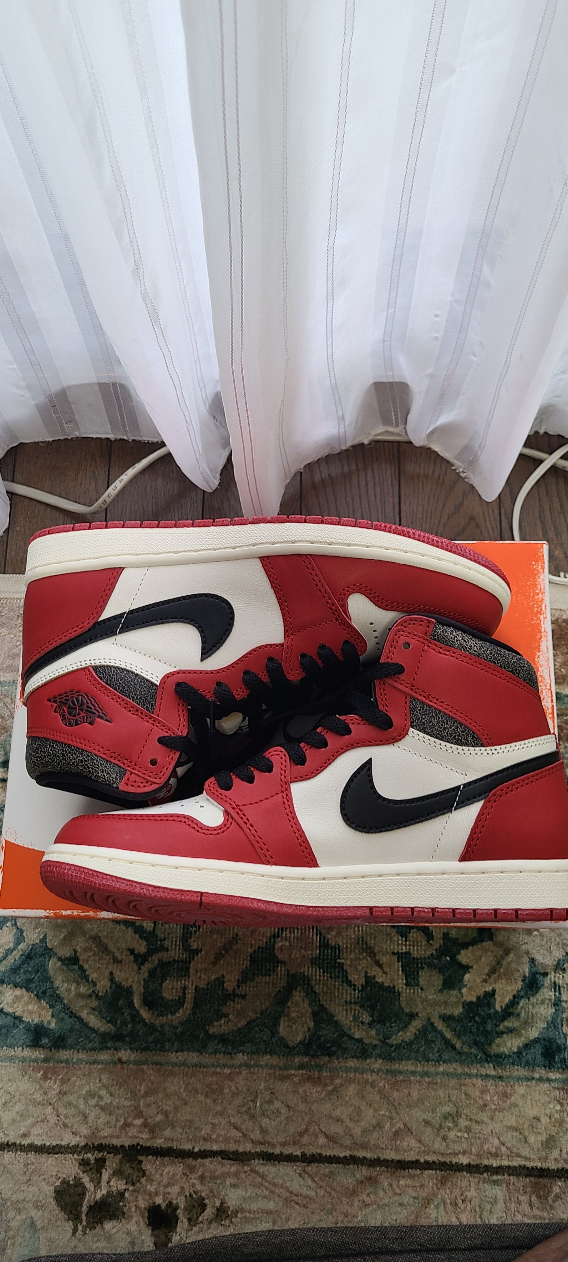 Nike Air Jordan 1 High OG "Lost & Found/Chicago"