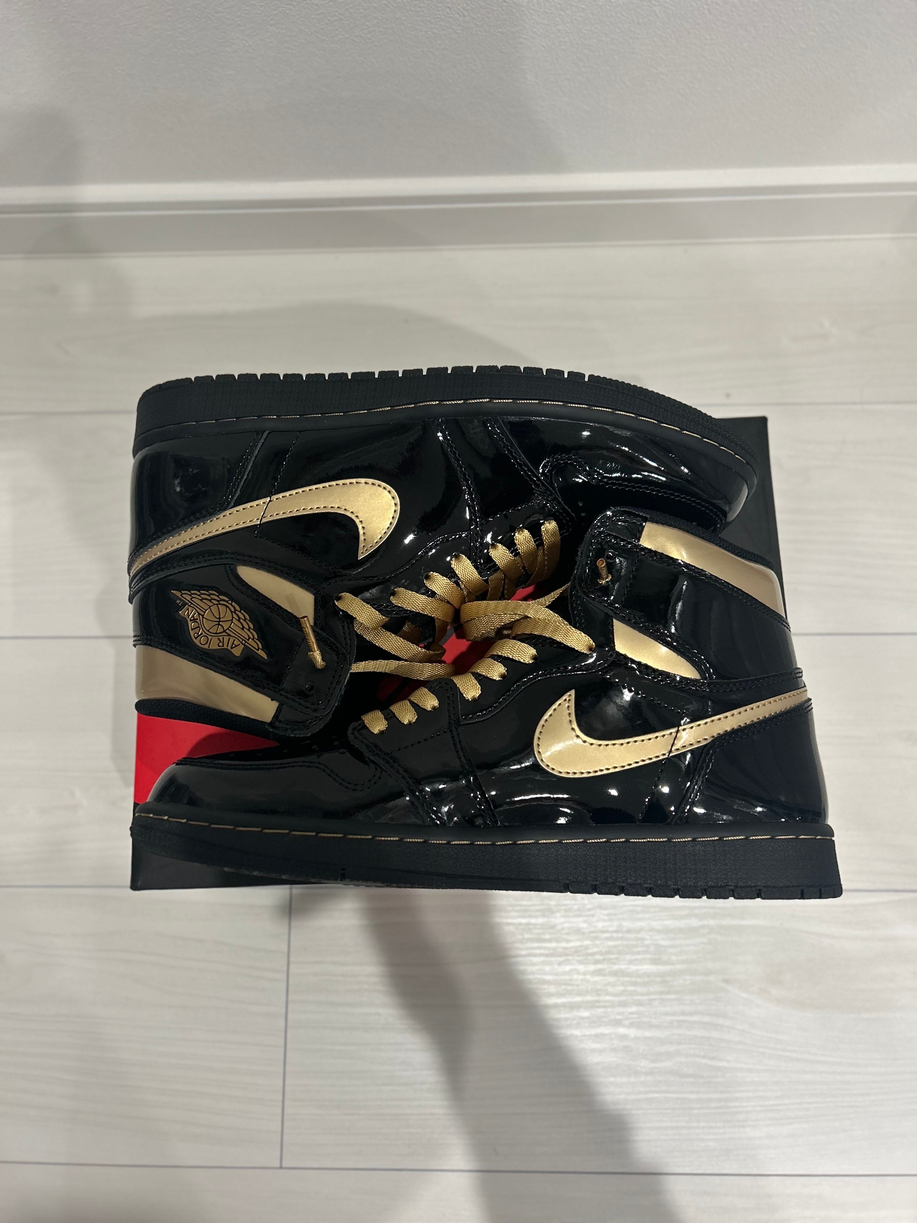 Nike Air Jordan 1 High OG "Black-Metalic Gold"