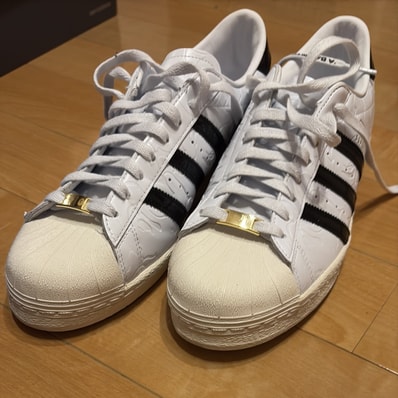 A BATHING APE × adidas Superstar V "Footwear White/Core Black/Gold Metallic"