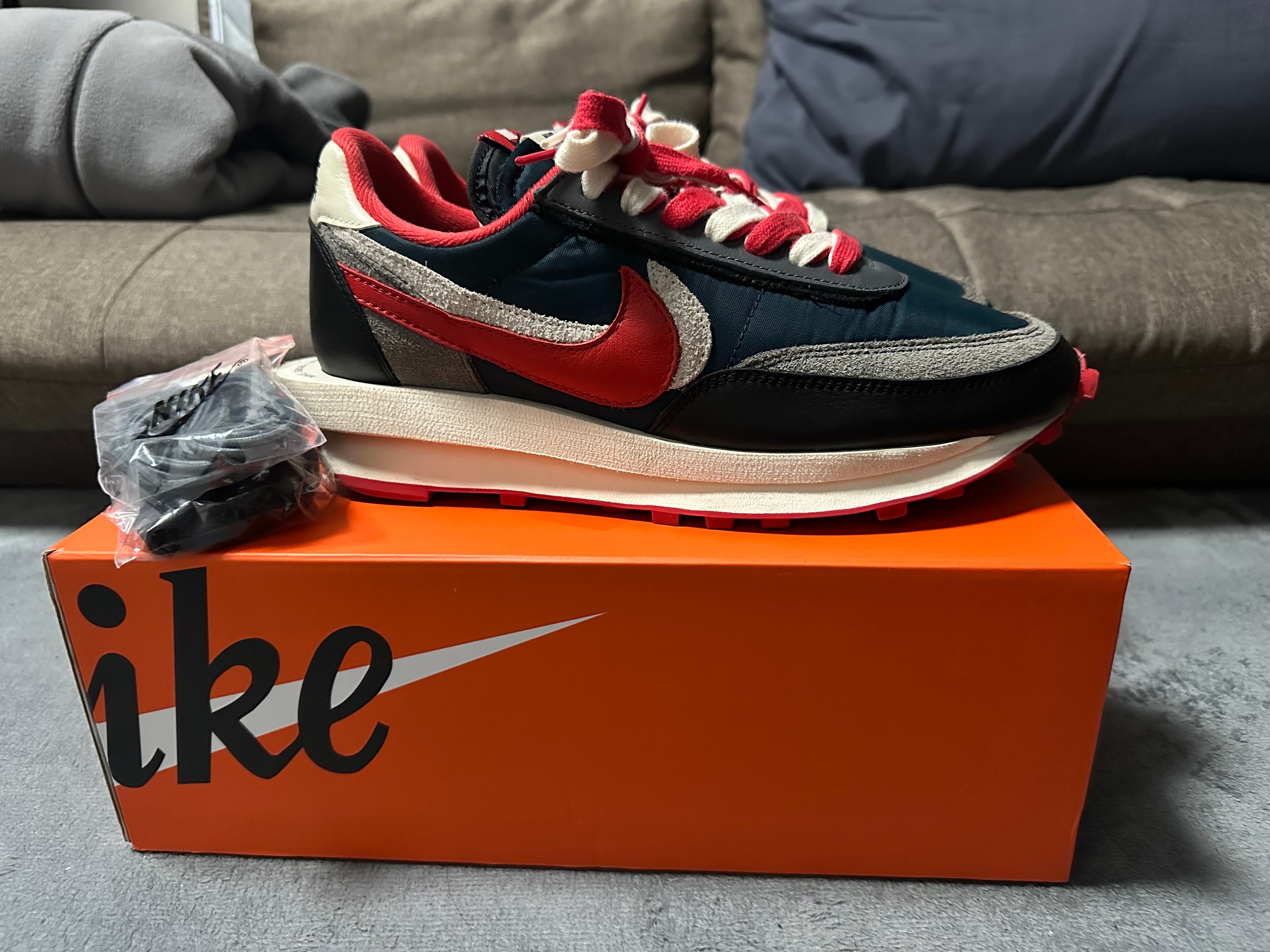 アンダーカバー × サカイ ナイキ LDワッフル "ミッドナイト スプルース/ペール アイボリー-ダーク グレー-ユニバーシティ レッド"