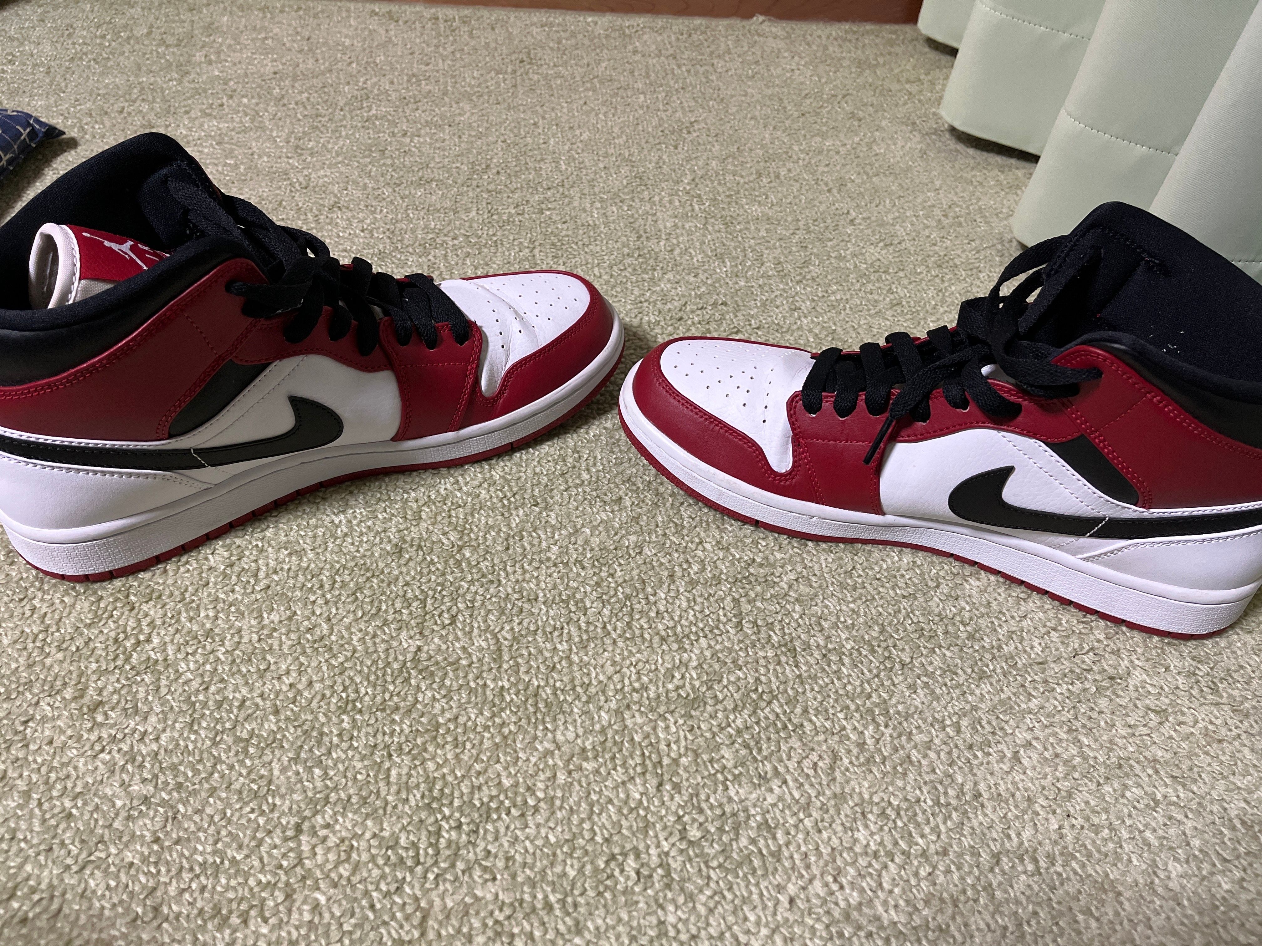 Nike Air Jordan 1 Mid "Chicago"