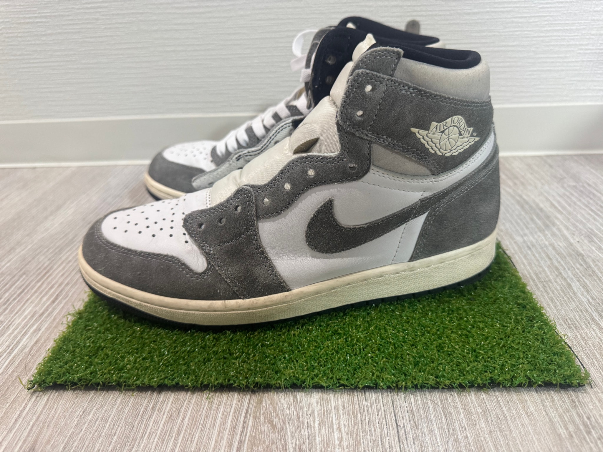 Nike Air Jordan 1 Retro High OG "Black and Smoke Grey"
