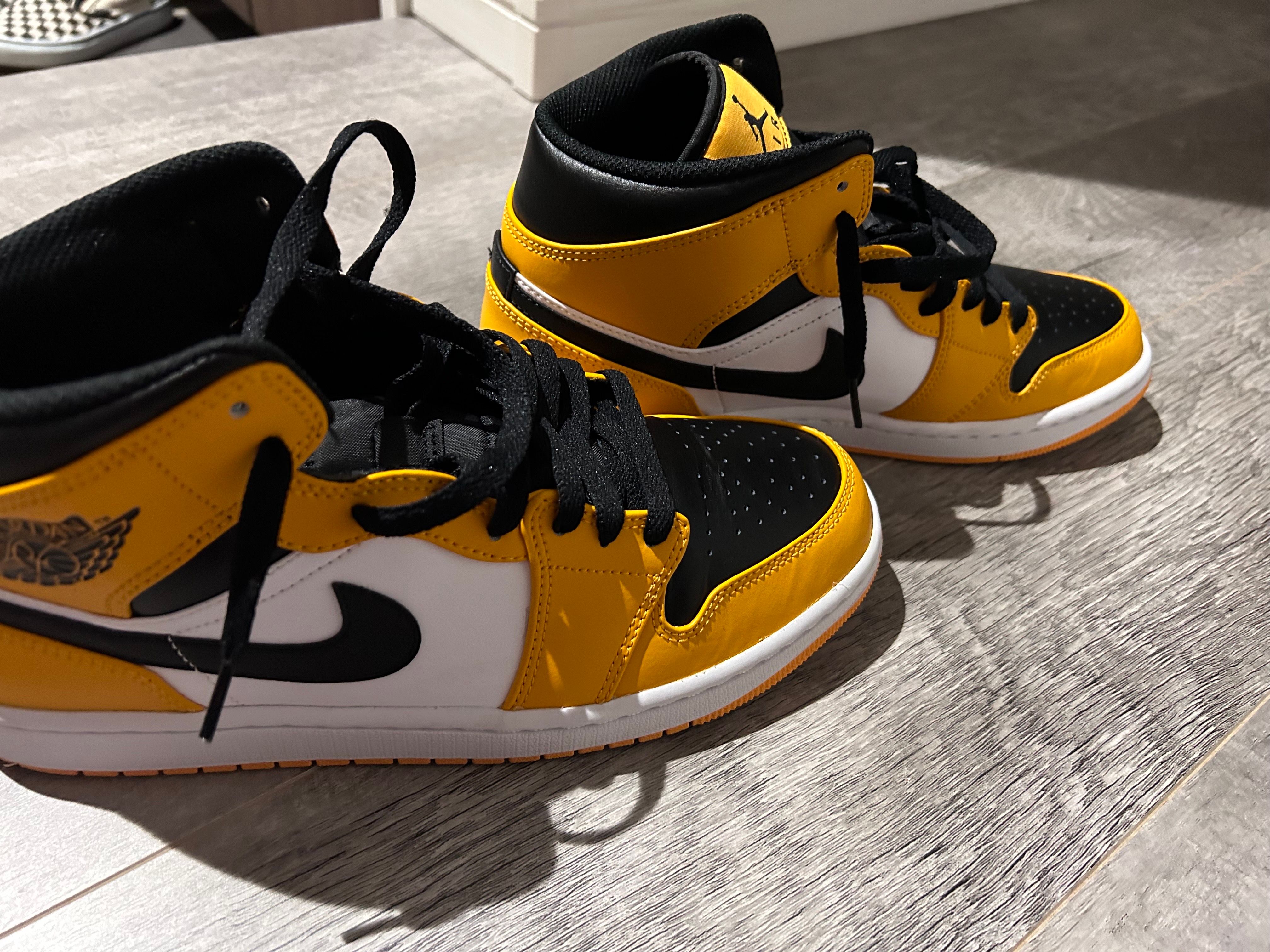 Nike Air Jordan 1 Mid "Taxi"