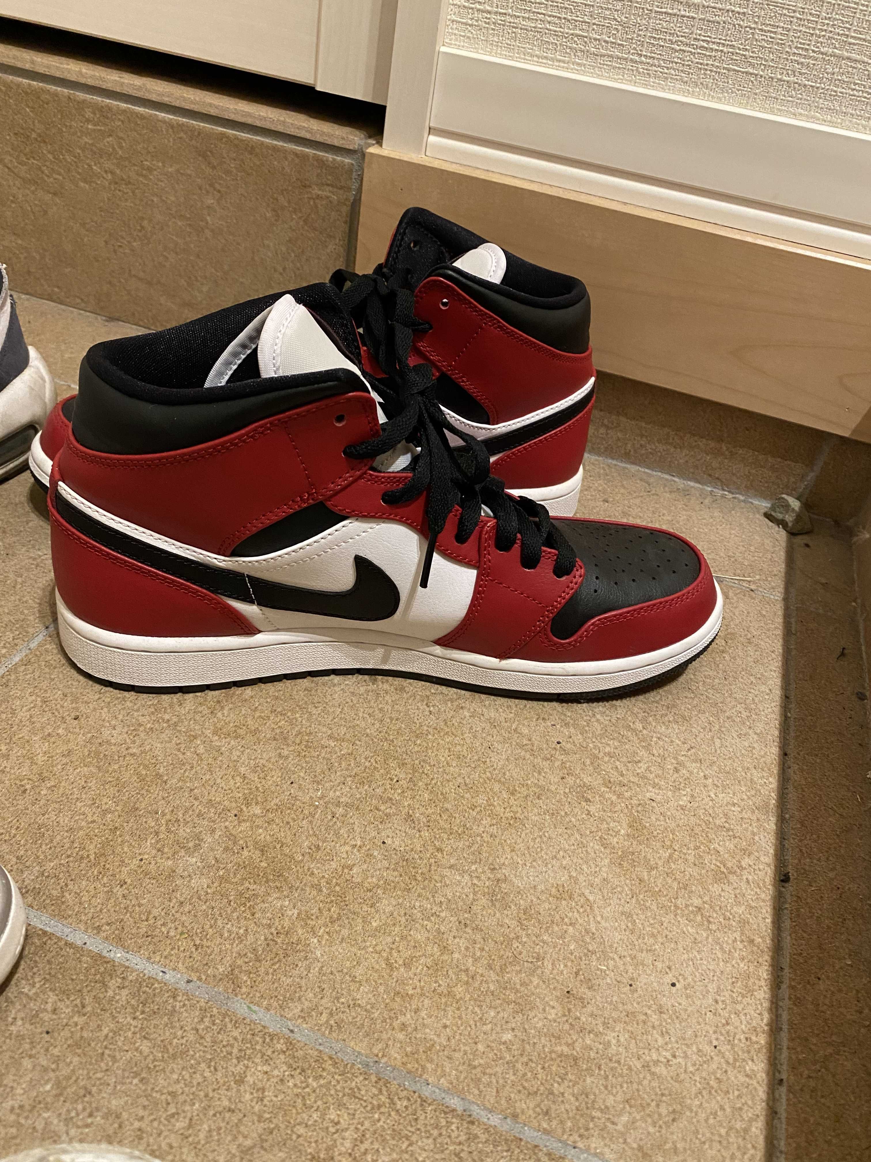Nike Air Jordan 1 Mid "Chicago Black Toe"