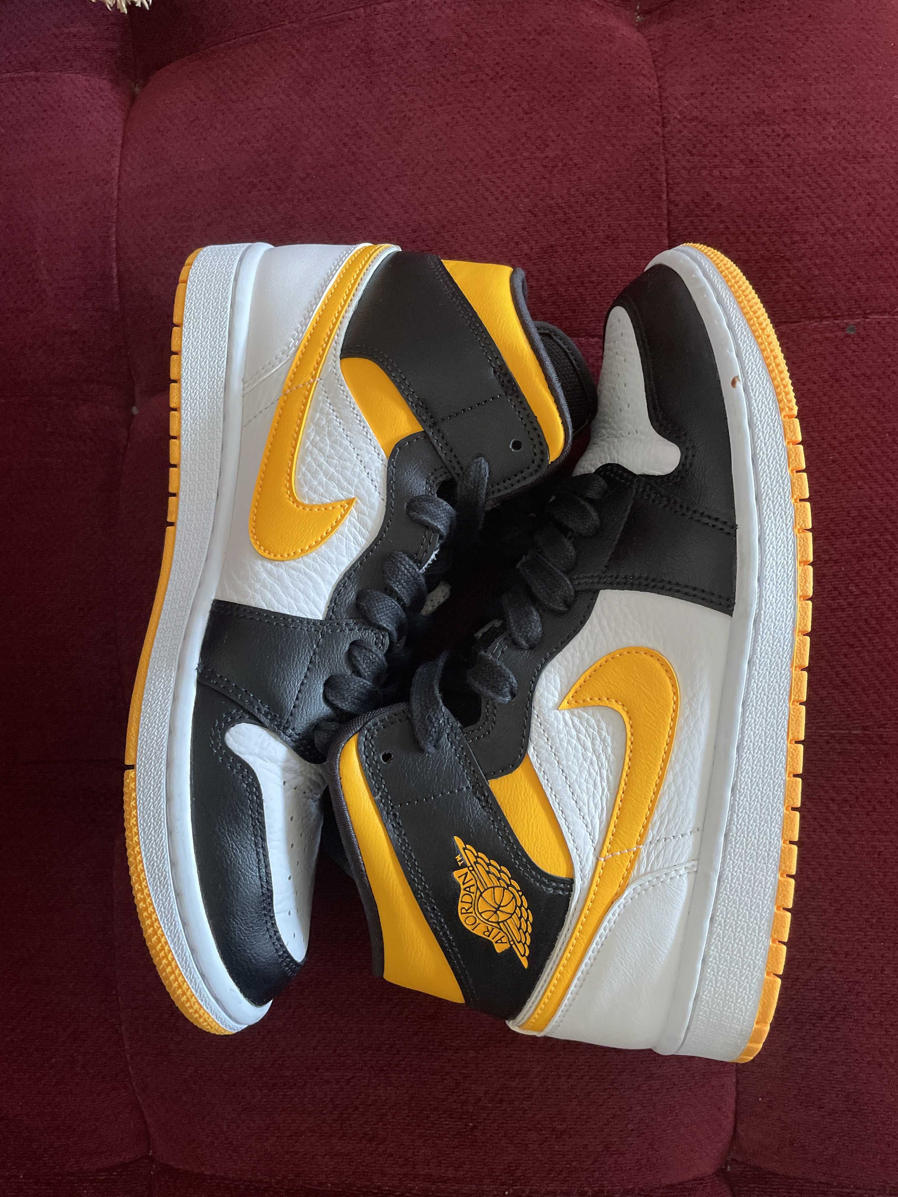 Nike Women's Air Jordan 1 Mid SE "Laser Orange Black"