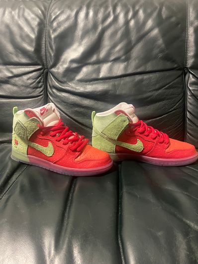 Nike SB Dunk High "Strawberry Cough"