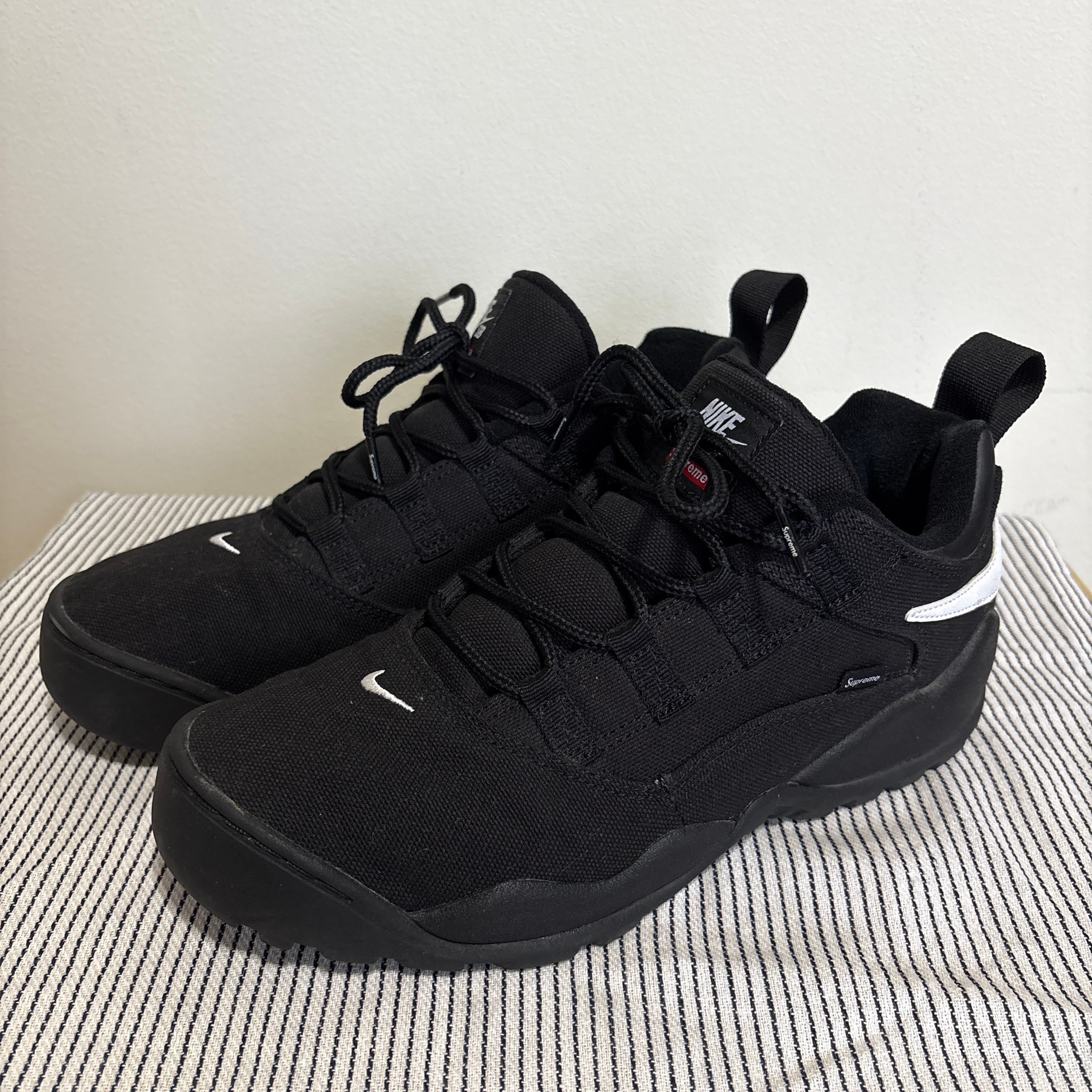 Supreme × Nike SB Darwin Low "Black"