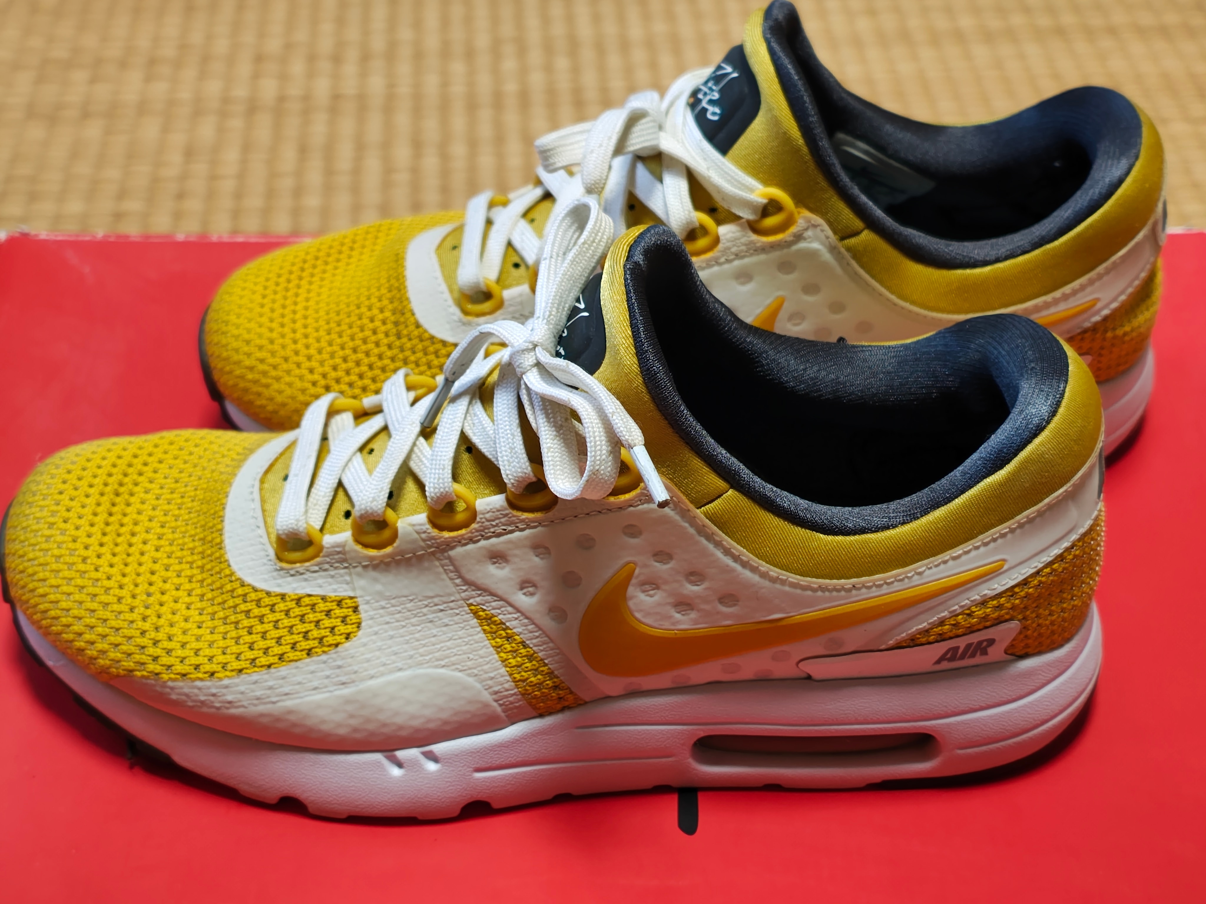 ナイキ エアマックス ゼロ QS "ホワイト/バーシティメイズ"