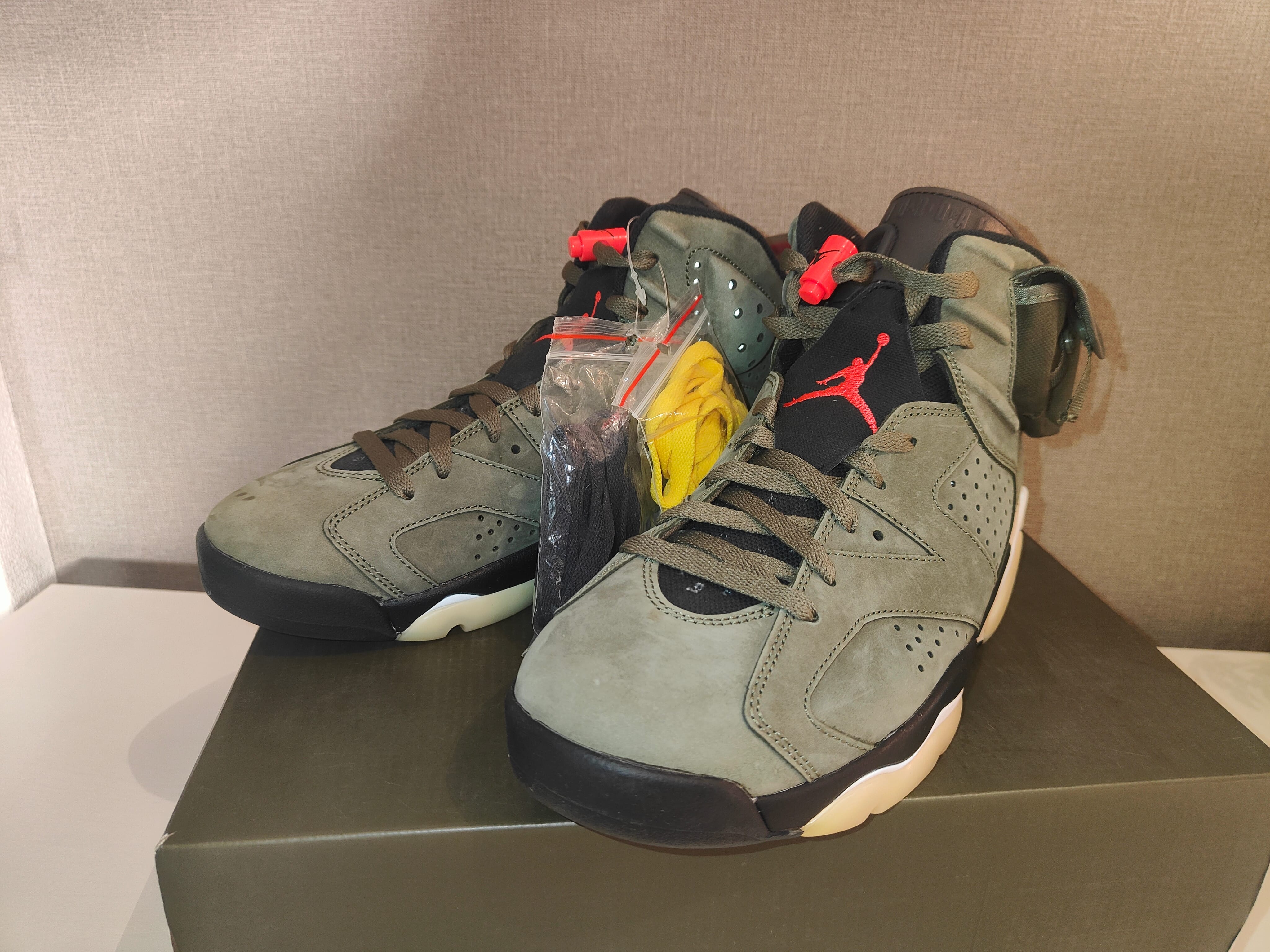Travis Scott × Nike Air Jordan 6 Retro "Medium Olive"