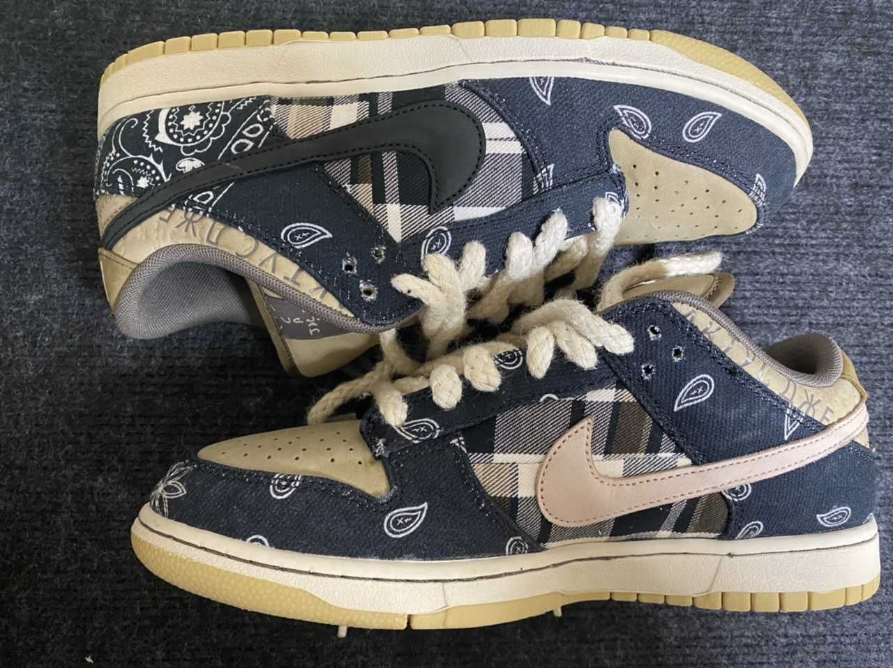 Travis Scott × Nike SB Dunk Low "Black/Parachute Beige"