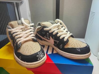 Travis Scott × Nike SB Dunk Low "Black/Parachute Beige"