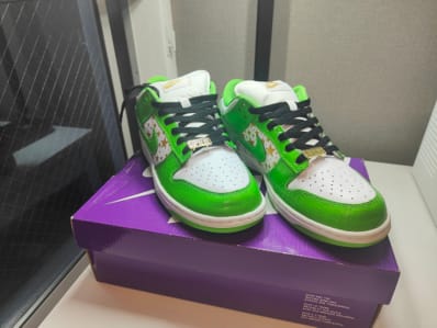Supreme × Nike SB Dunk Low OG QS Gold Stars "White/Mean Green"