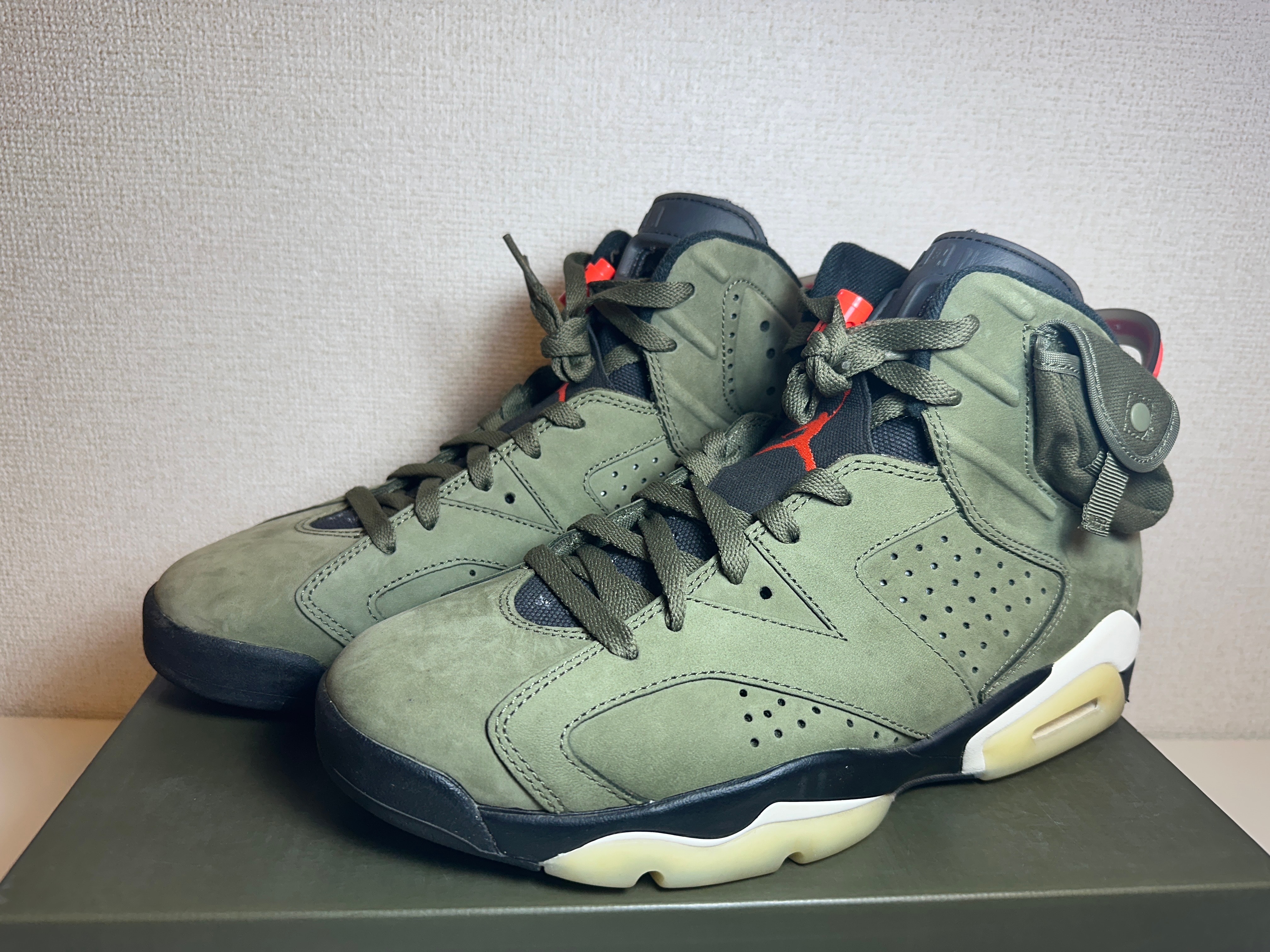 トラヴィススコット × ナイキ エアジョーダン6 レトロ "ミディアム オリーブ"