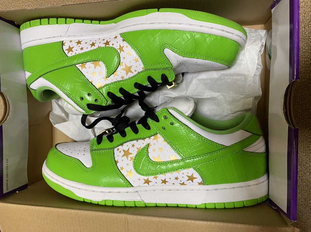 Supreme × Nike SB Dunk Low OG QS Gold Stars "White/Mean Green"