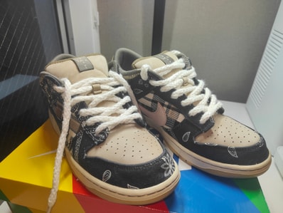 Travis Scott × Nike SB Dunk Low "Black/Parachute Beige"