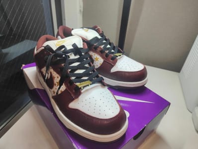 Supreme × Nike SB Dunk Low OG QS Gold Stars "White/Barkroot Brown"