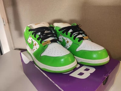 Supreme × Nike SB Dunk Low OG QS Gold Stars "White/Mean Green"