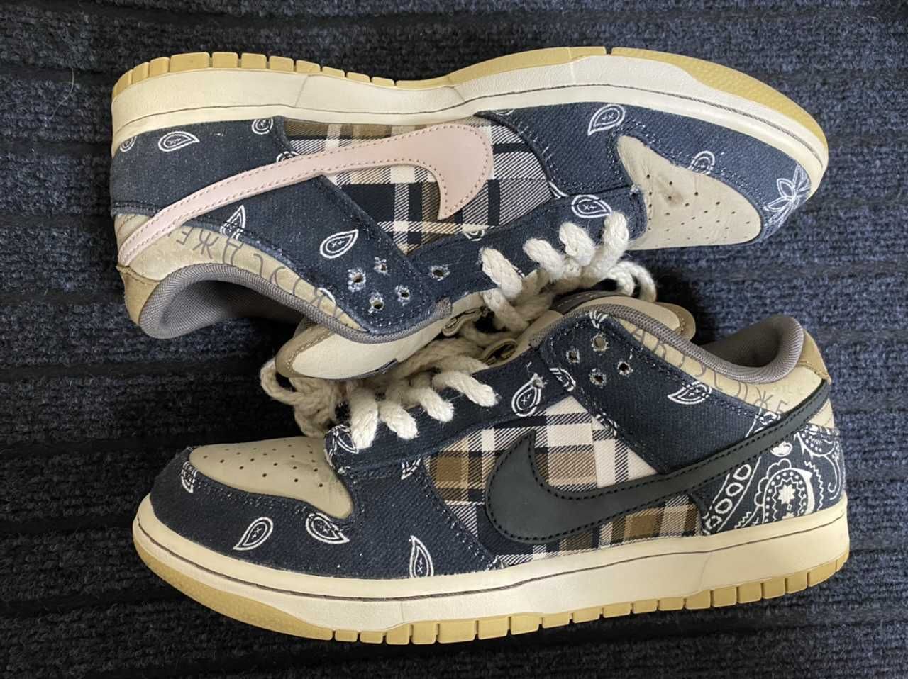 Travis Scott × Nike SB Dunk Low "Black/Parachute Beige"