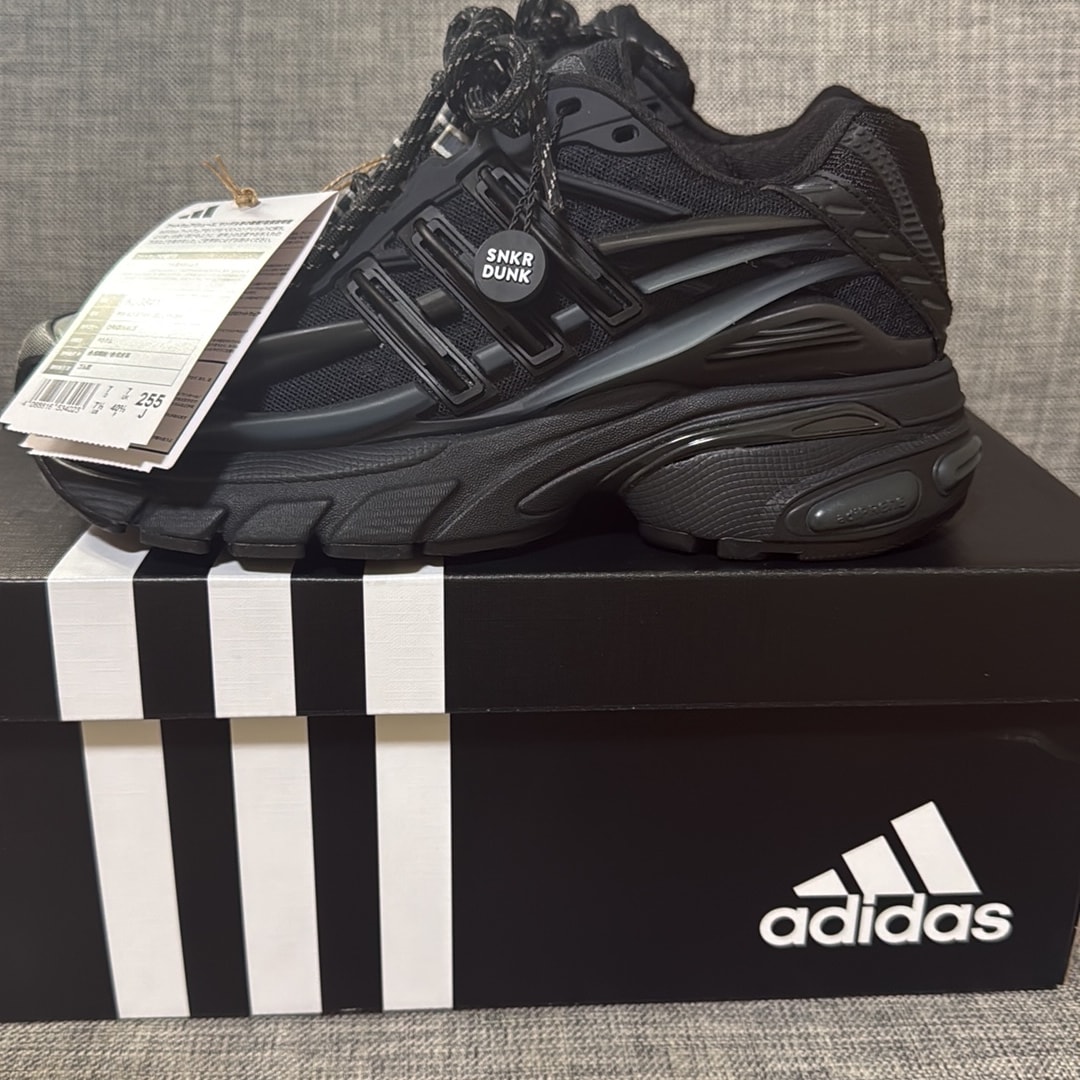 Pharrell Williams × adidas Jellyfish "Carbon/Core Black"