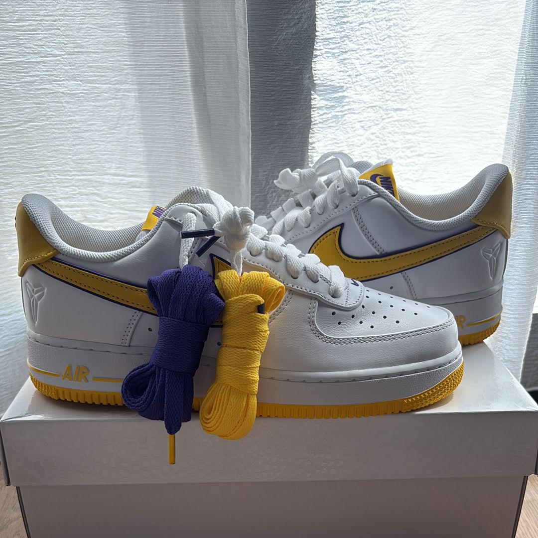 Kobe Bryant × Nike Air Force 1 Low Retro QS "Varsity Maize and Varsity Purple"