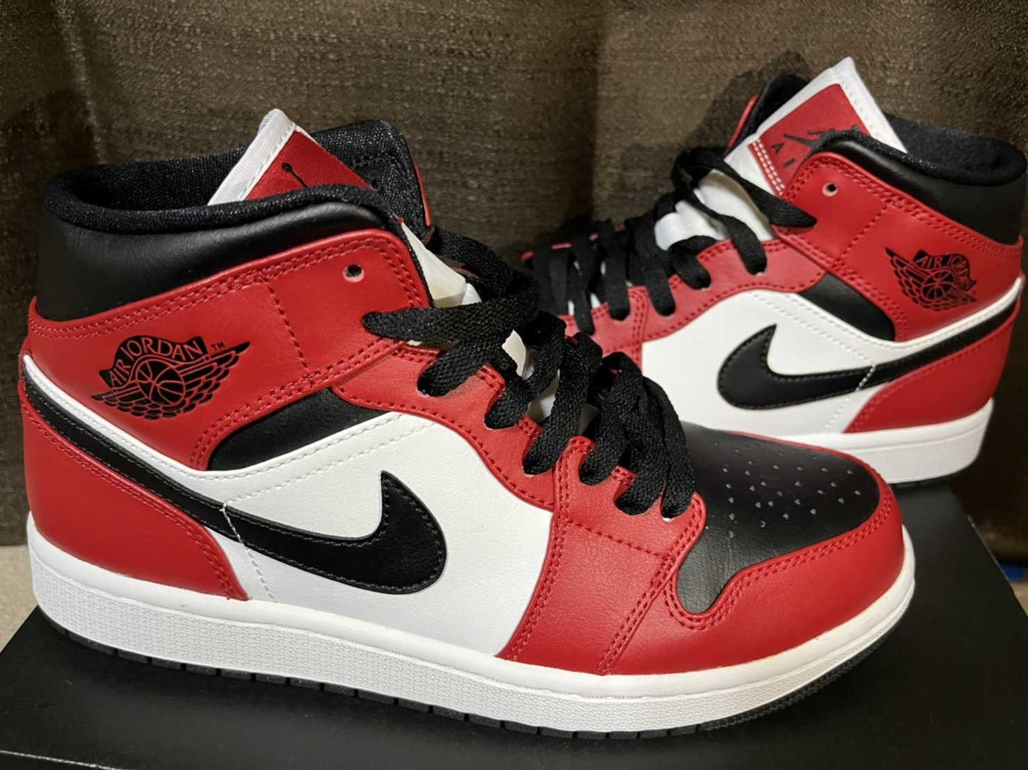 Nike Air Jordan 1 Mid "Chicago Black Toe"