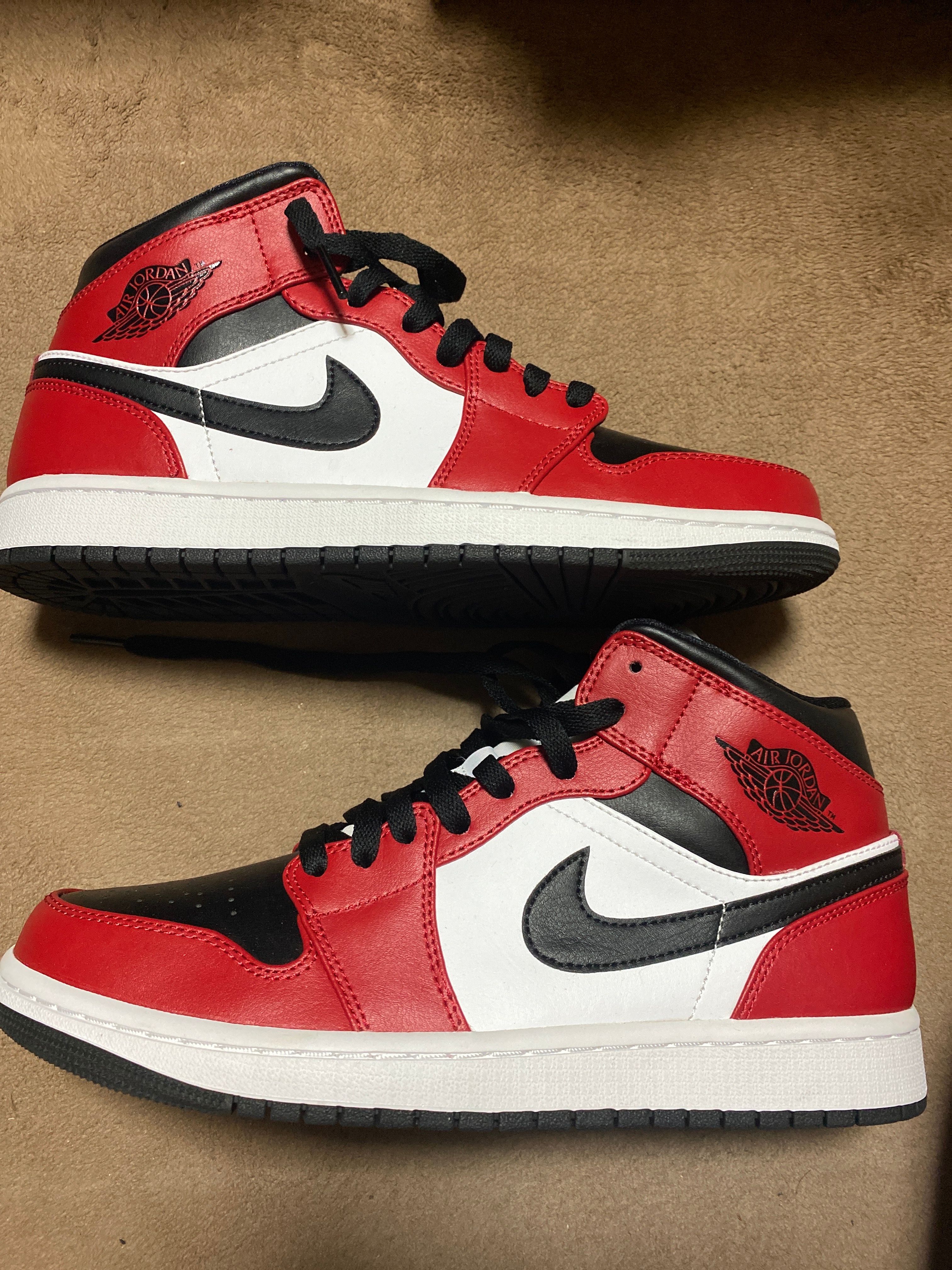 Nike Air Jordan 1 Mid "Chicago Black Toe"
