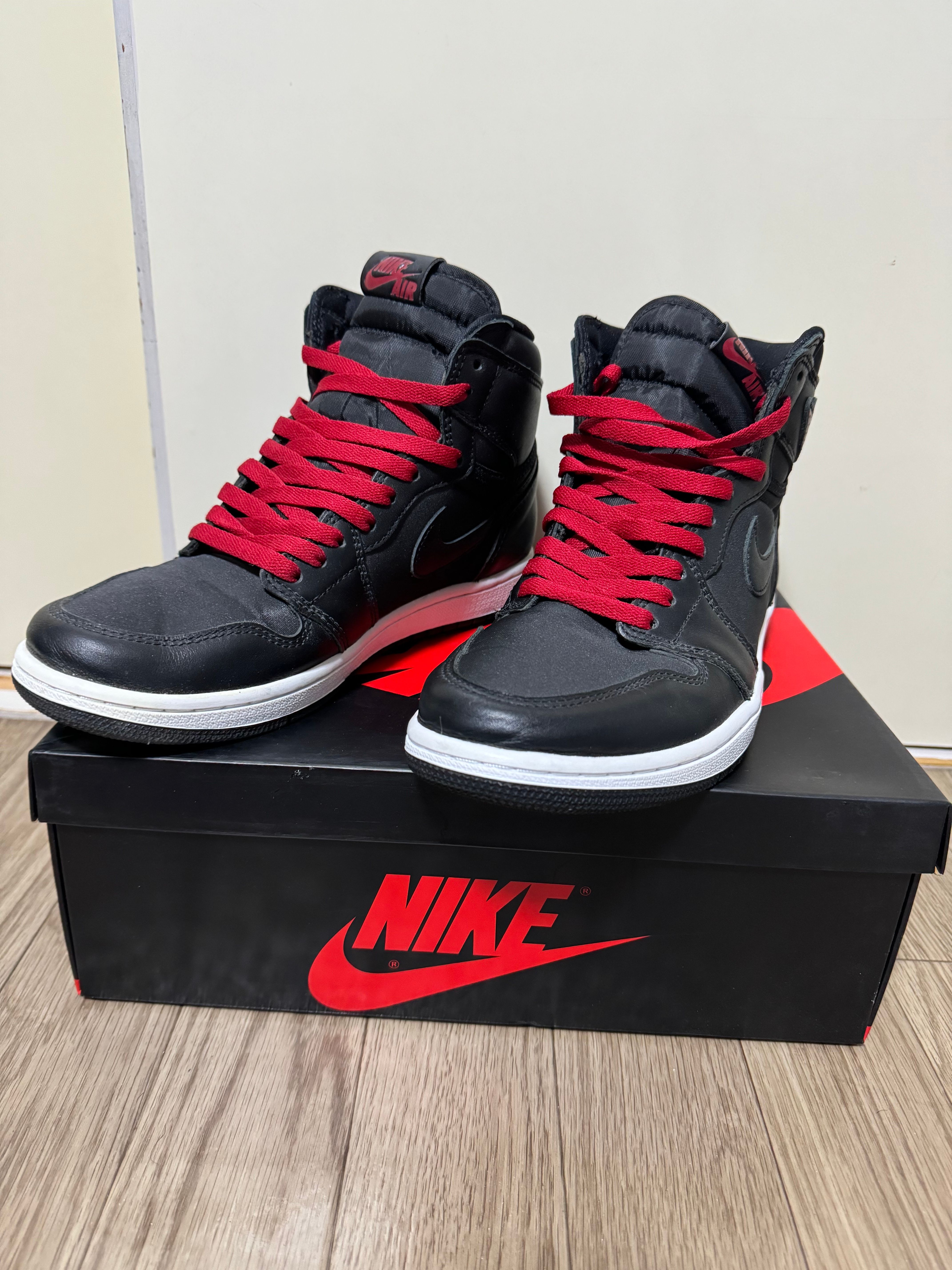 Nike Air Jordan 1 Retro High OG "Black/Metallic Silver/Gym Red"