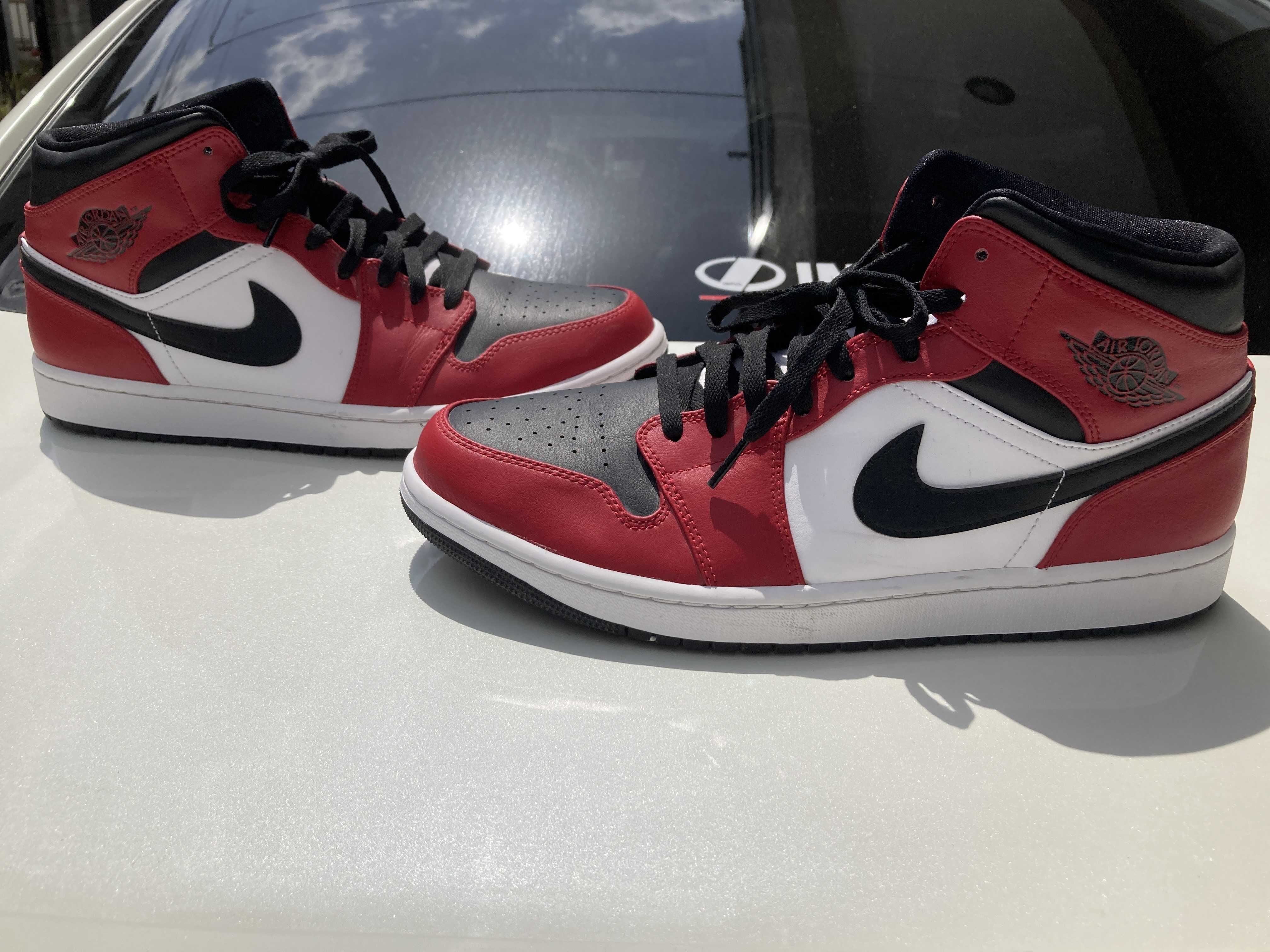 Nike Air Jordan 1 Mid "Chicago Black Toe"