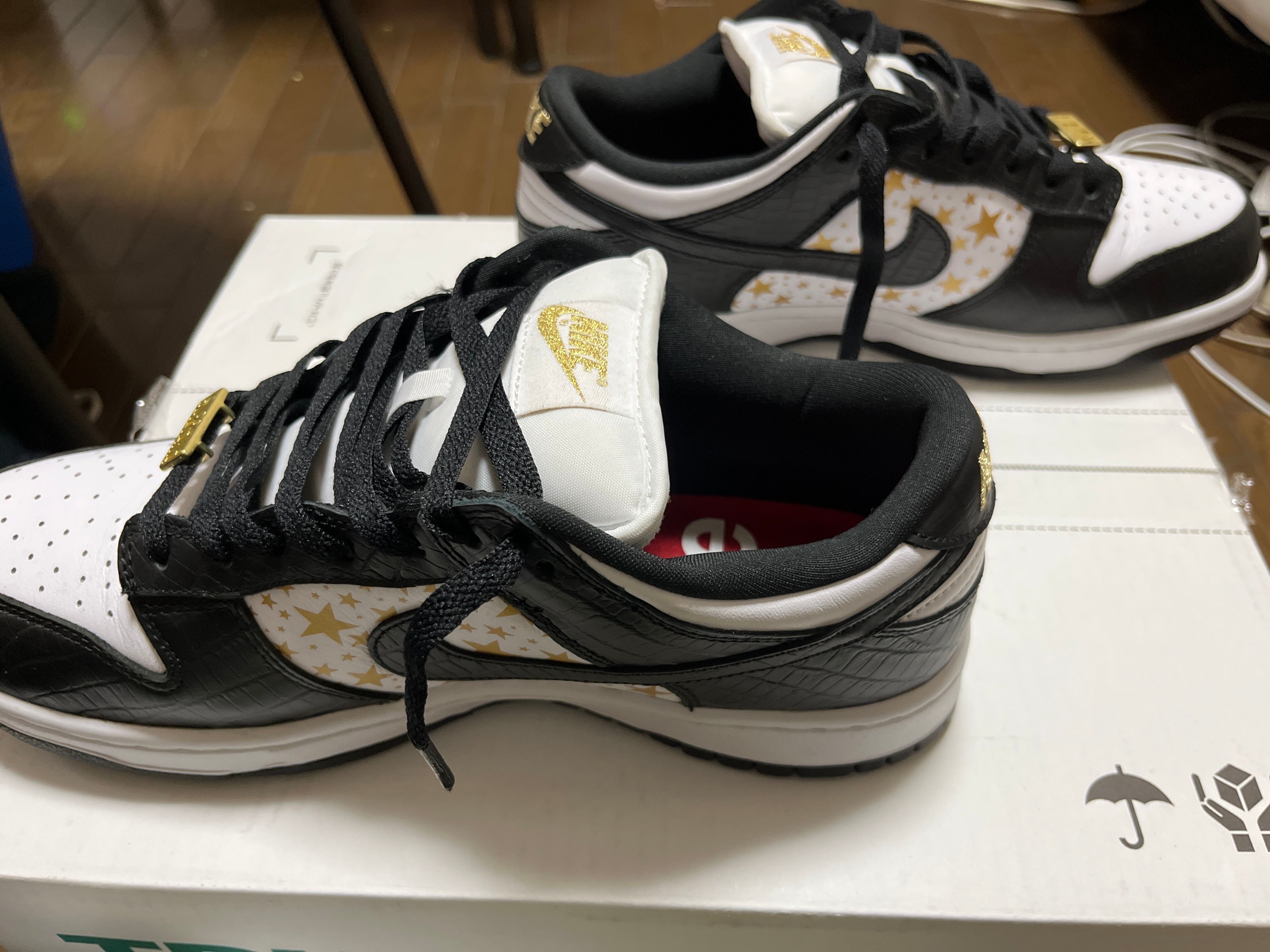 Supreme × Nike SB Dunk Low OG QS Gold Stars "White/Black"