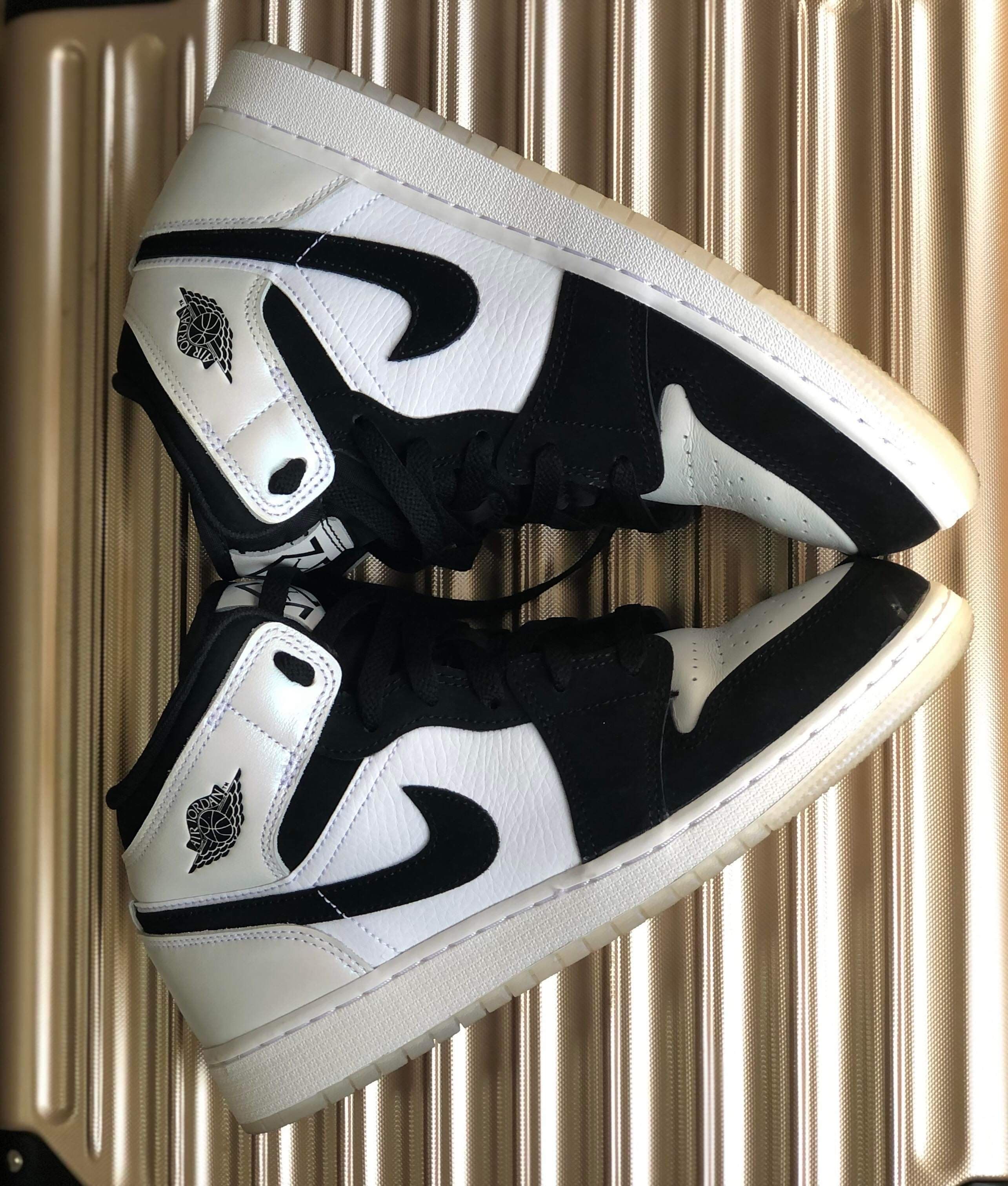 Nike GS Air Jordan 1 Mid "Omega/Black/White"