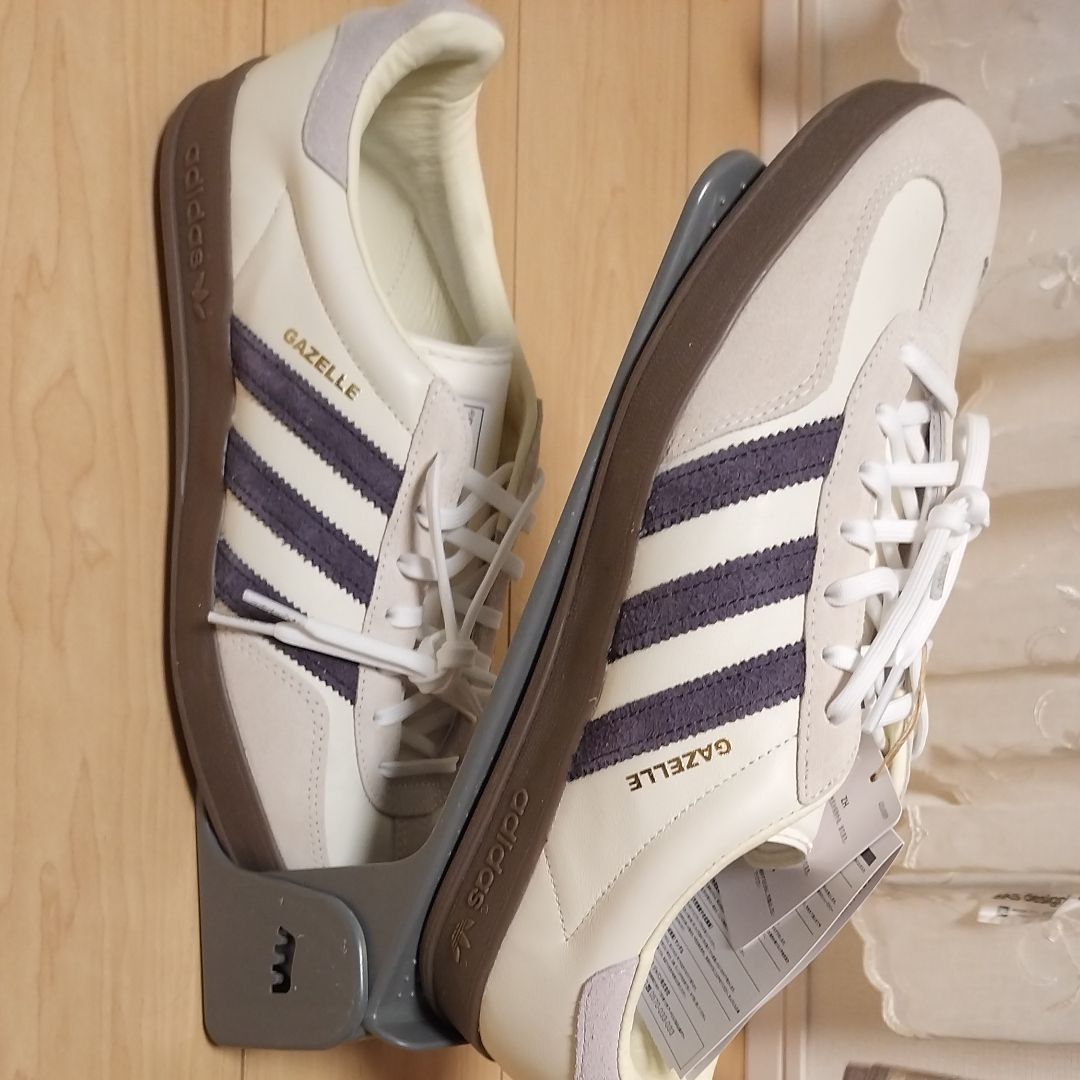 emmi Exclusive adidas Gazelle Indoor "Off White/Aurora Black/Gum"