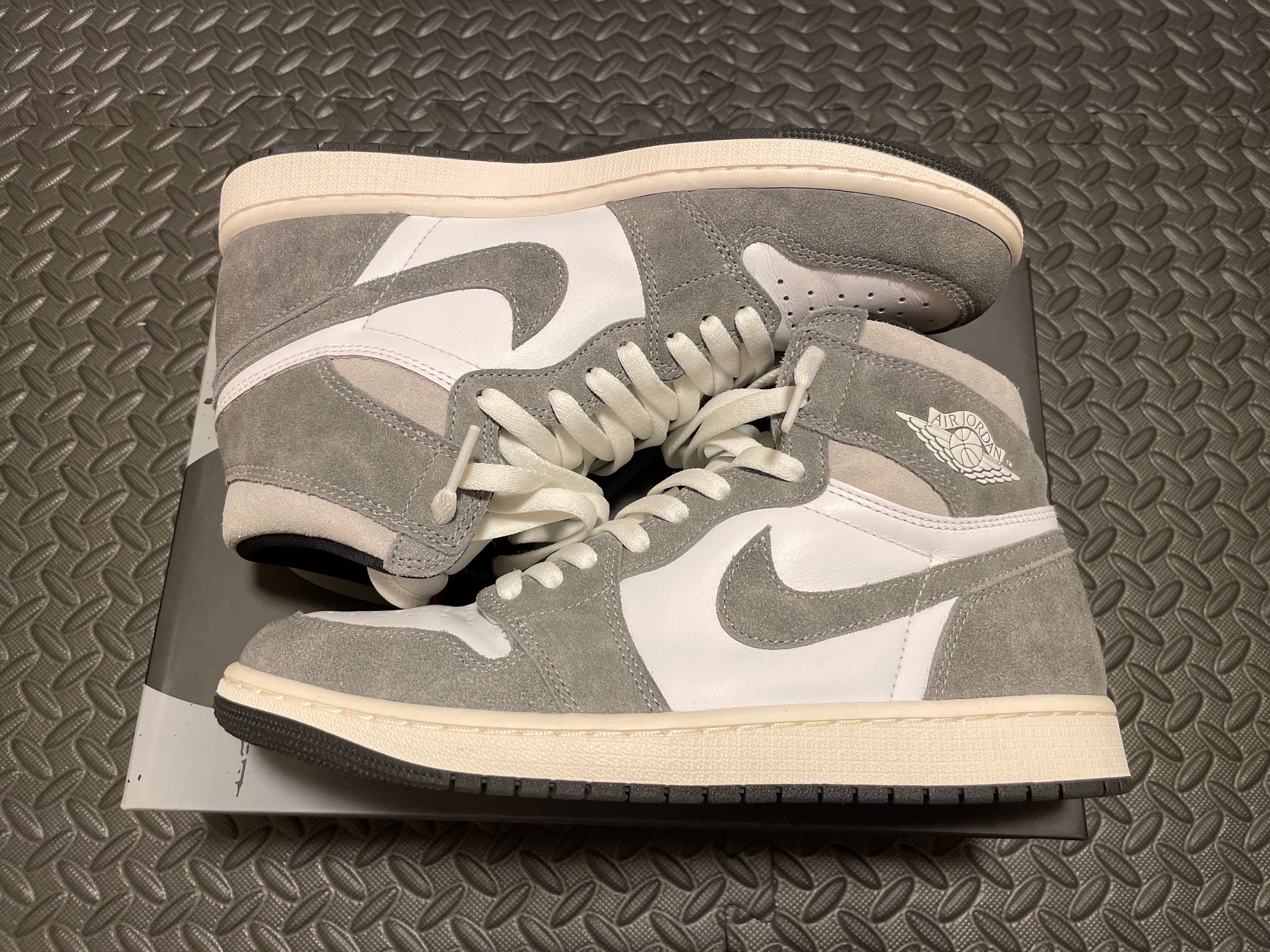 Nike Air Jordan 1 Retro High OG "Black and Smoke Grey"