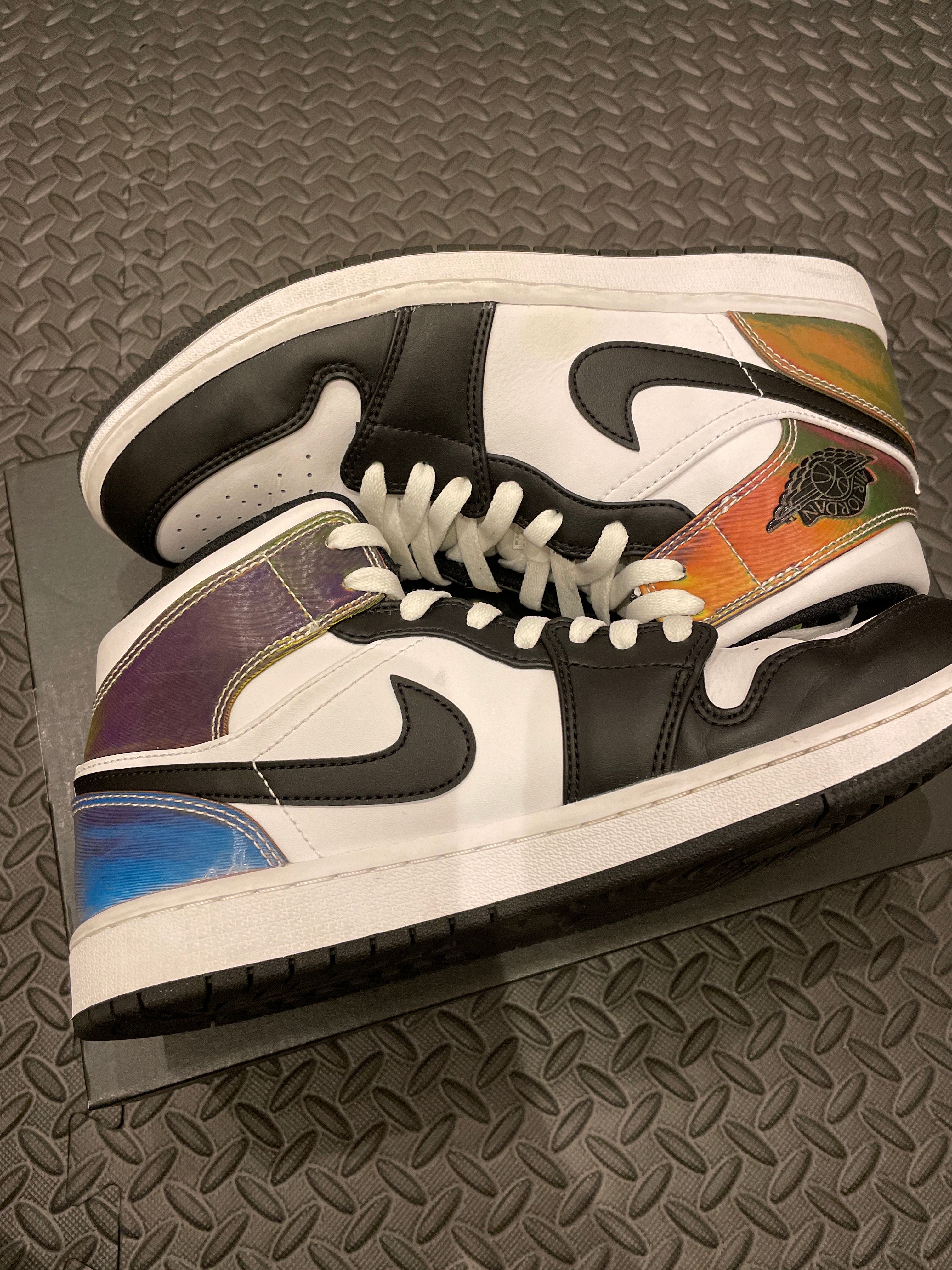 NIKE AIR JORDAN 1 MID "HEAT SENSITIVE PANELS"