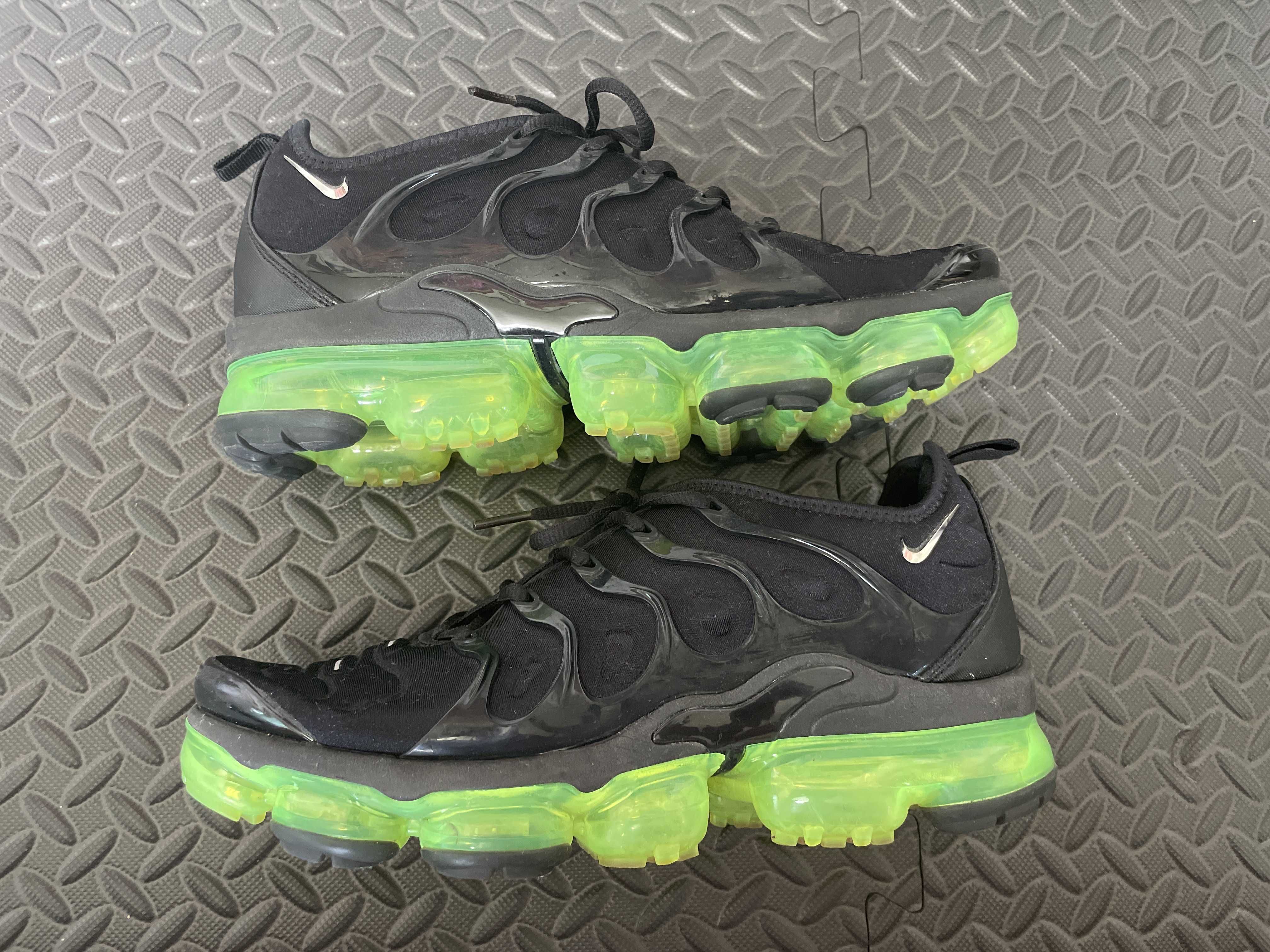 Nike Air Vapormax Plus "Black/Volt Sole"
