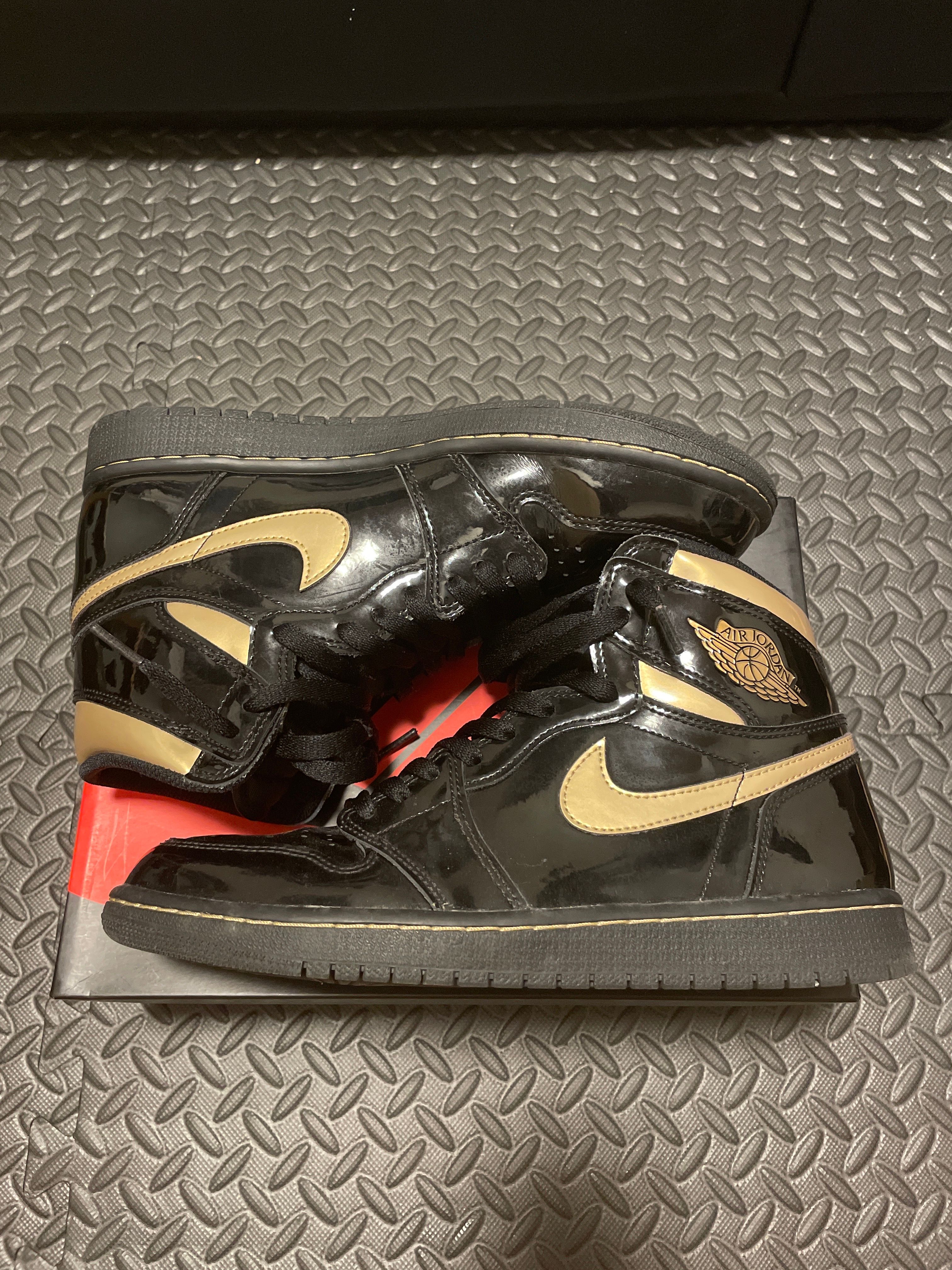 Nike Air Jordan 1 High OG "Black-Metalic Gold"
