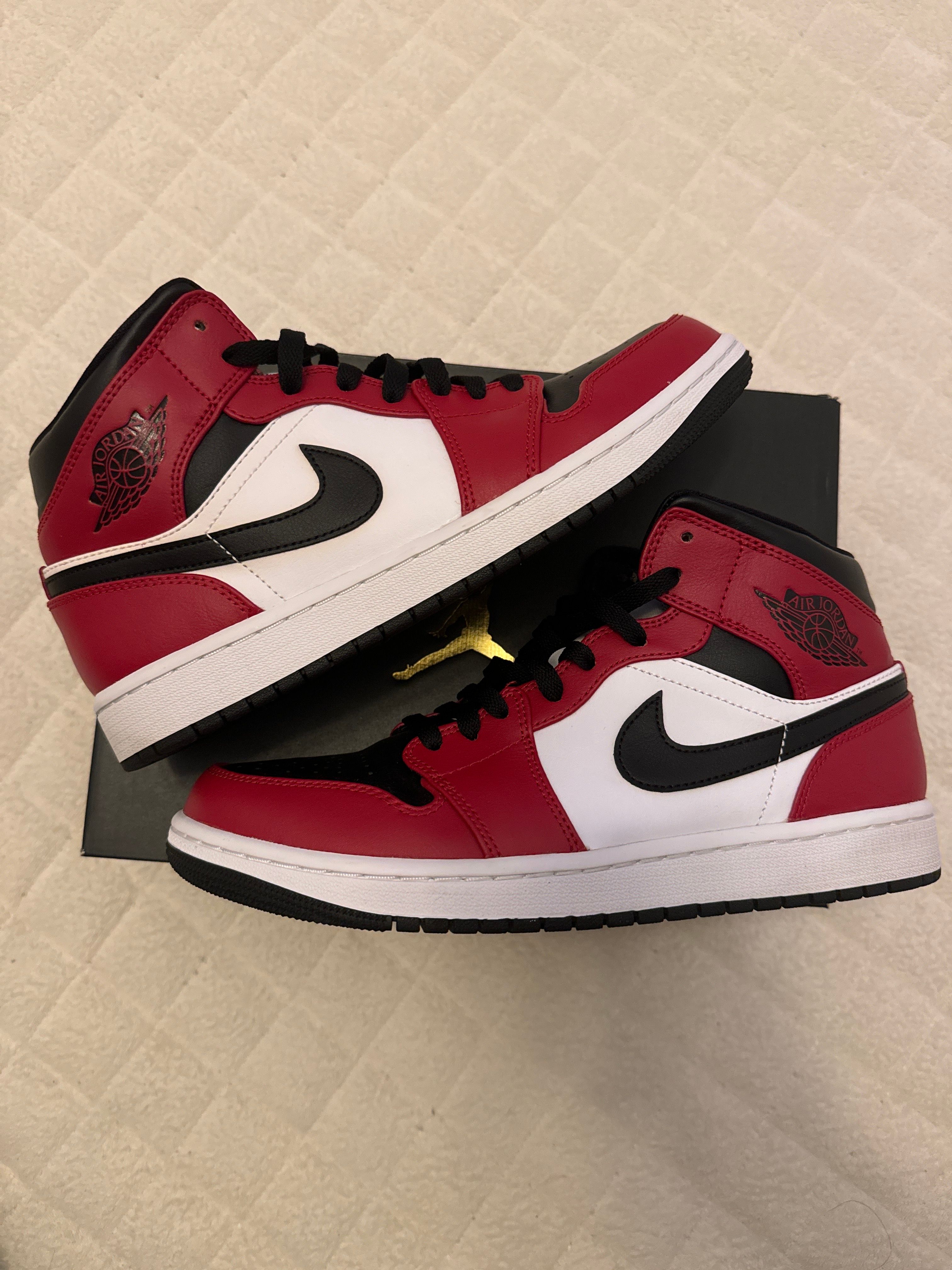 Nike Air Jordan 1 Mid "Chicago Black Toe"