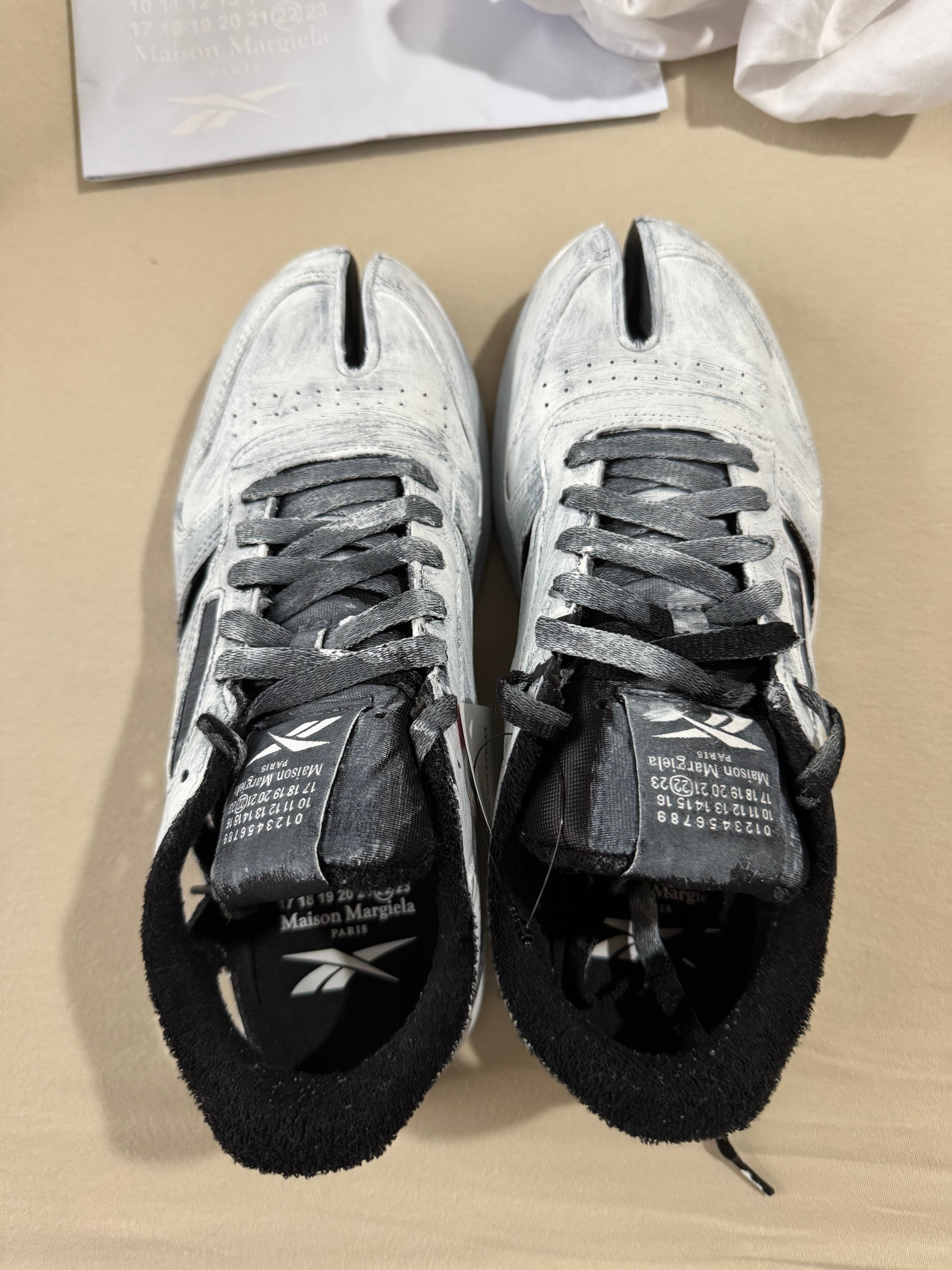 メゾンマルジェラ × リーボック クラシック レザー タビ DQ "ブラック/ブラック/フットウェアホワイト"